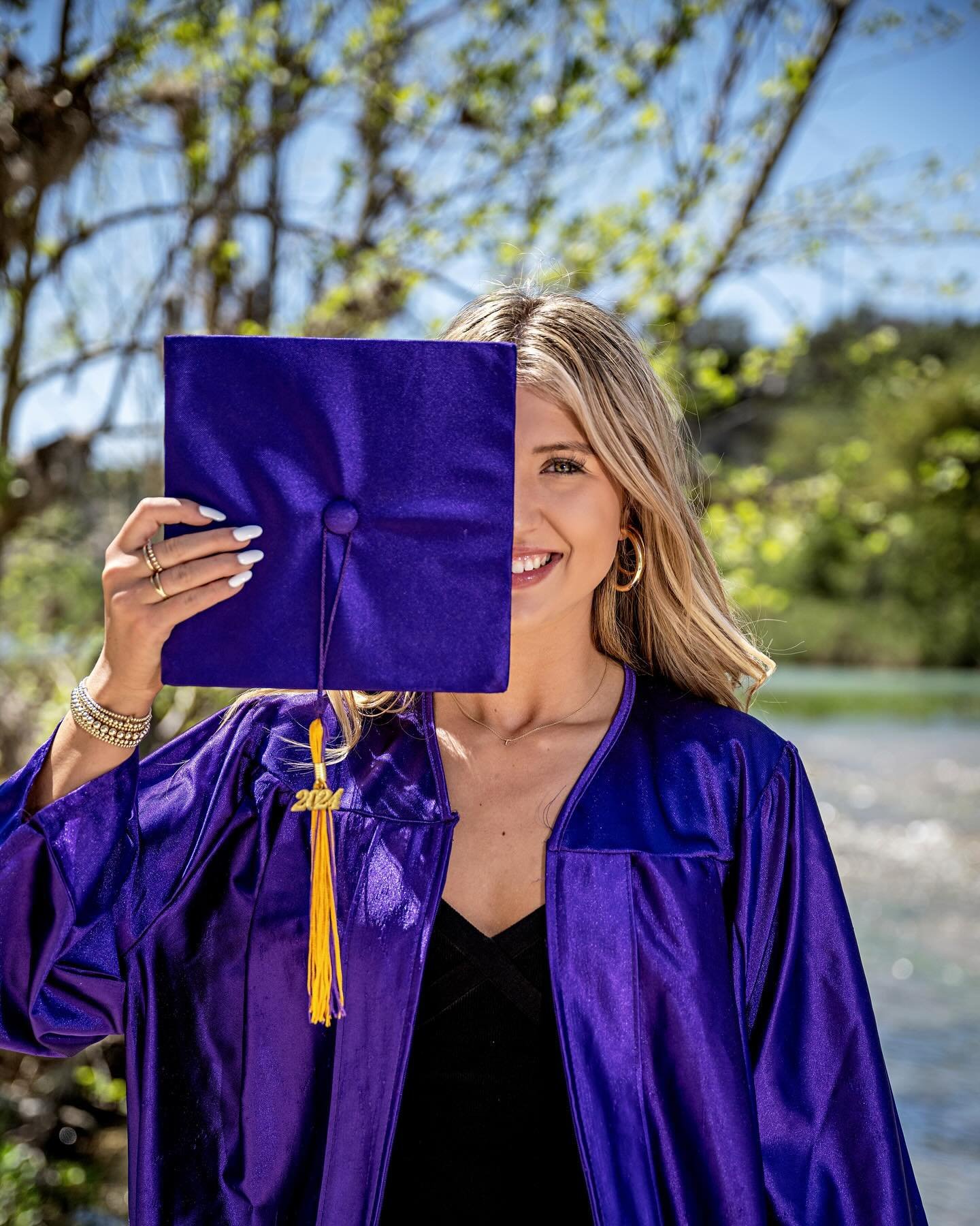 Anybody know what time it is?! Oh yeah!! It&rsquo;s almost time to Graduate! So much joy photographing this Class of 2024 beauty! 
.
.
.
#heylookmaimadeit #graduation #graduate #capandgown #classof2024 #senioryearmagezine #posepatch #shineon