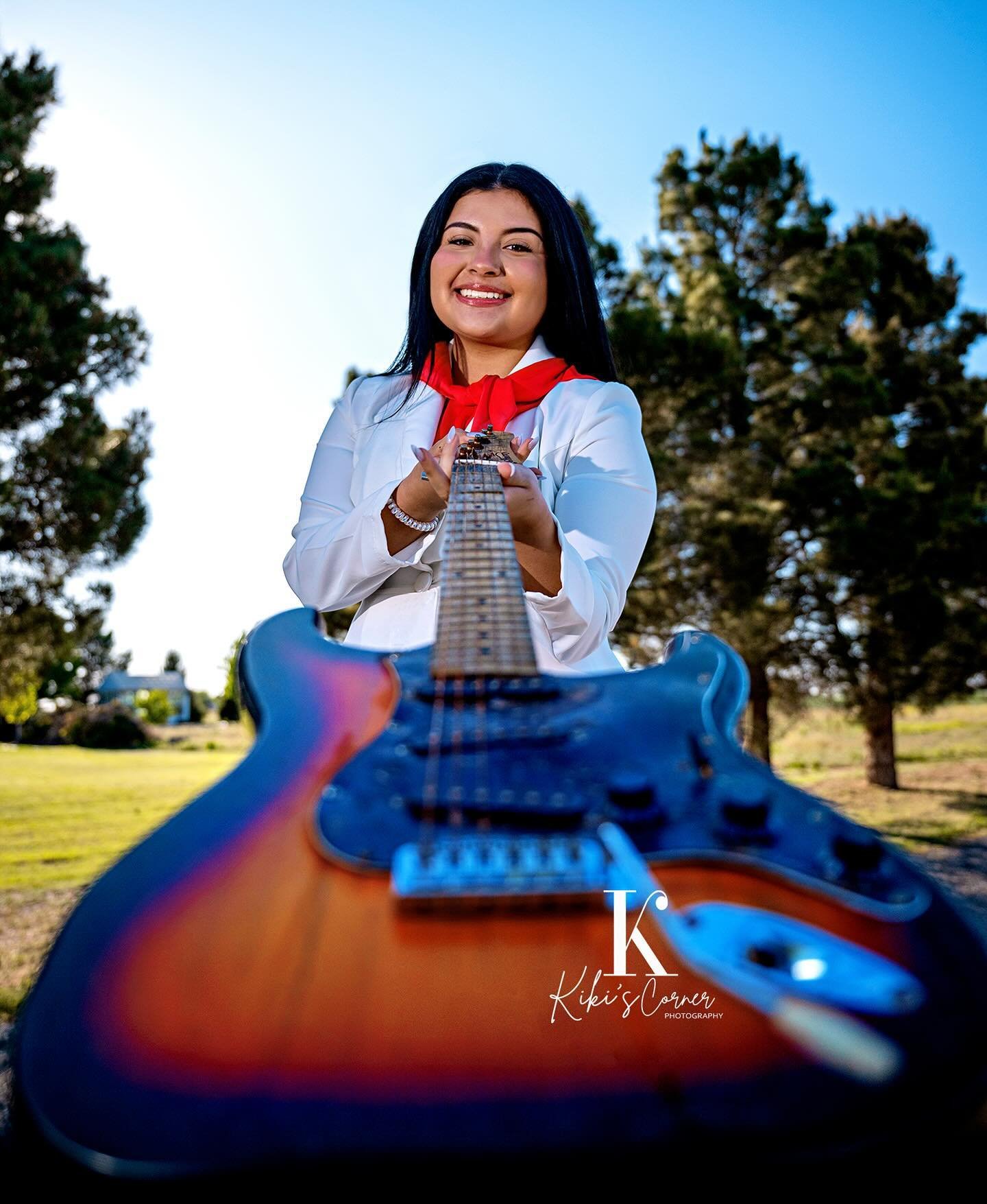 🎶I&rsquo;m all shook up (couldnt resist) From Raven&rsquo;s Class of &lsquo;24 Session last night.  She&rsquo;s a big Elvis fan so I grabbed one of our guitars for this image.  So fun! 
.
.
.
#elvisfan #guitar #classof2024 #seniorsession #shineon