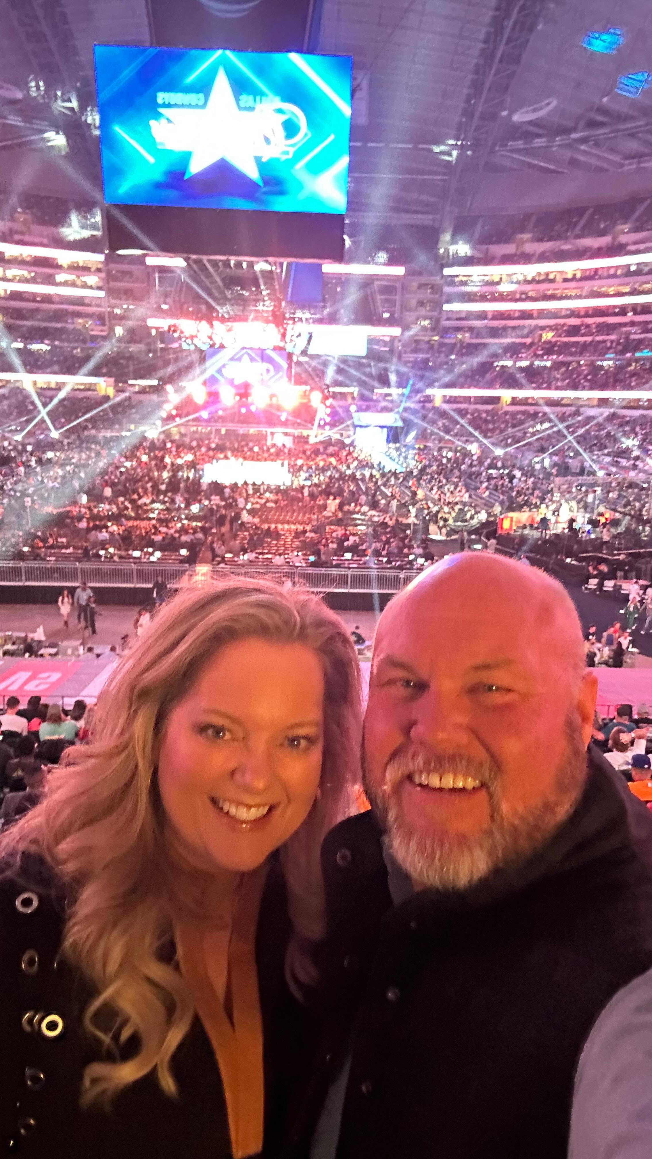Team Jake or Team Tyson???! I’m team Reggie all the way. Our birthday weekend is off to a great start. Figuring out to wear was hard. It’s our first boxing match live. #jakepaulvsmiketyson #boxing #birthdayweekend #shineon my duster is f