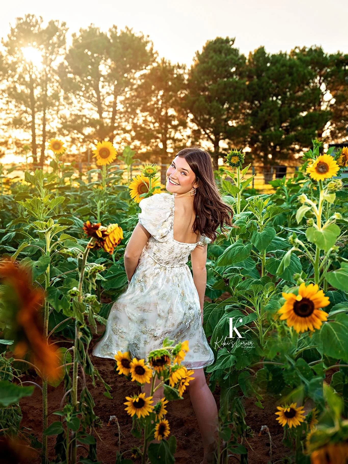 Ah the beautiful golden glow of September and sunflowers. From Zona&rsquo;s awesome Senior Session. (Class of 2026, we have one date left! Link to book in my bio). 
.
.
.
#seniorsession #sunflower #goldenhour #floralfriday #classof2026  #midlandtxpho