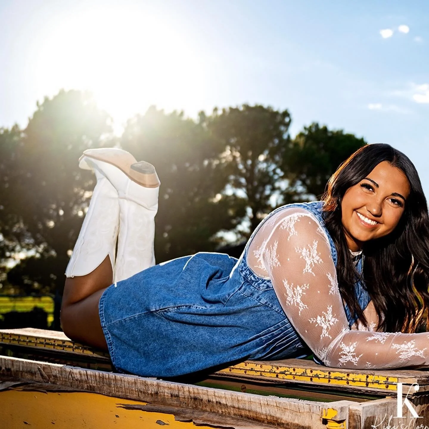 From last night&rsquo;s awesome Session Session with this Class of 2026 beauty! #senioryearmagazine #aeniorstyleguide #posepatch #seniorsession #classof2026 #midlandtxphotographer #shineon