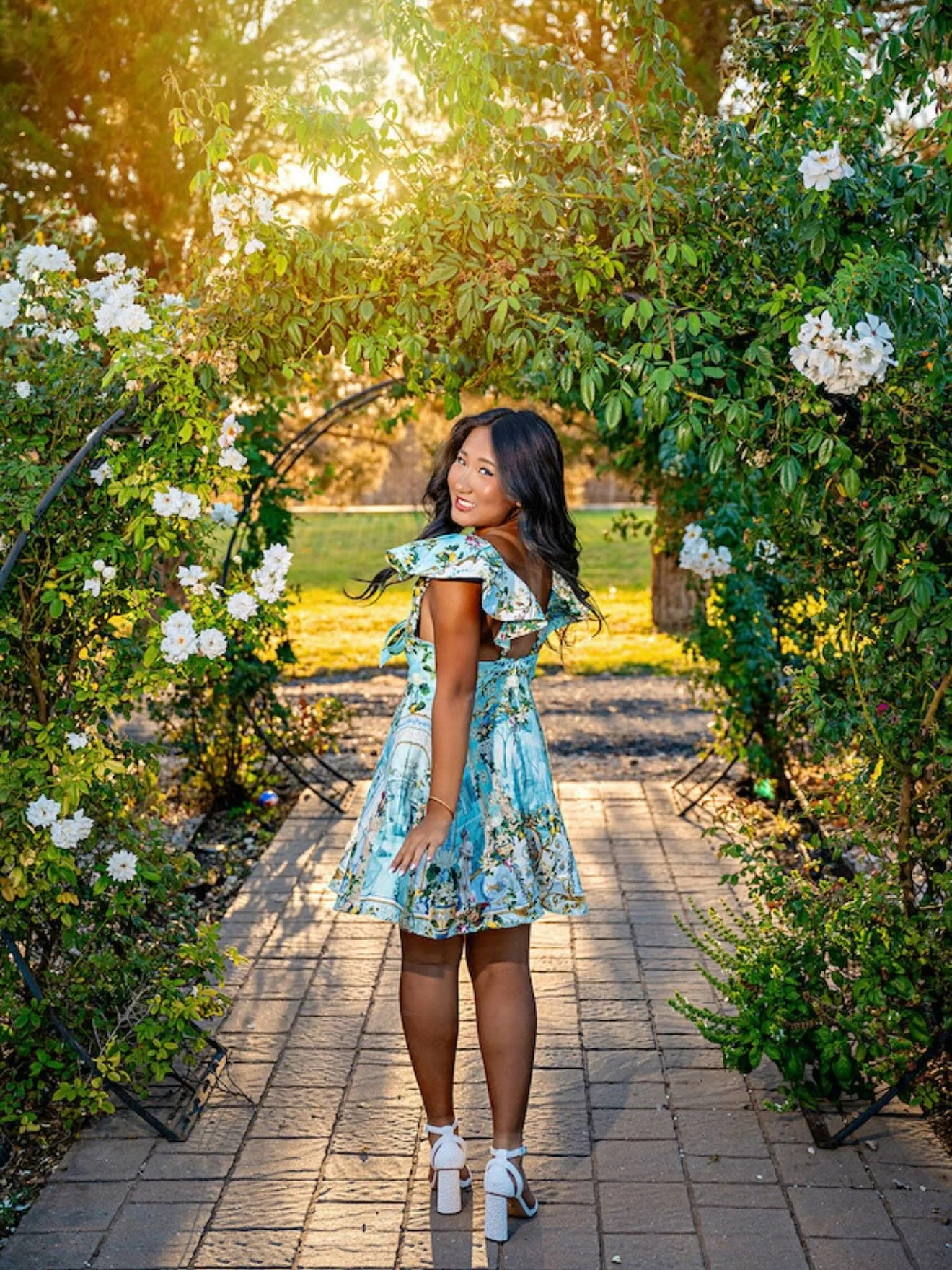 #floralfriday vibes.  From Enqi&rsquo;s beautiful senior session. #classof2026 #seniorsession #midlandtxphotographer #shineon
