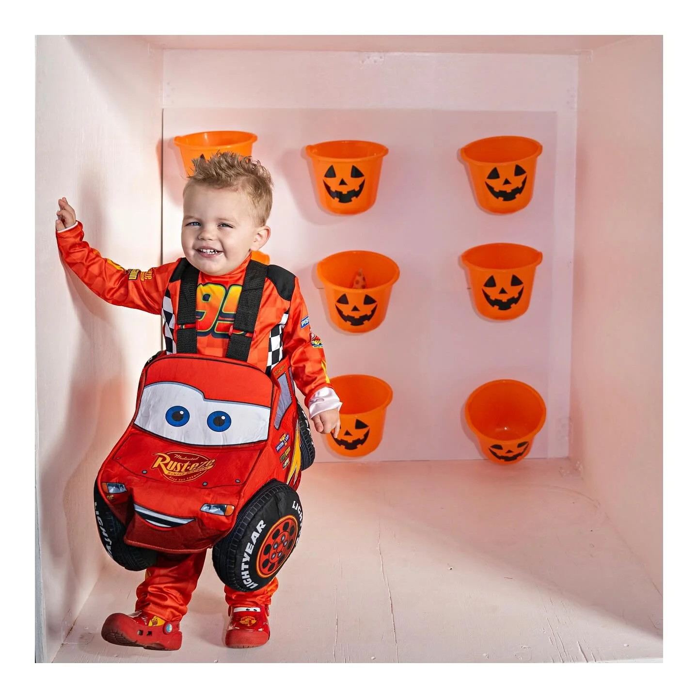 Our little Lightning McQueen and Elsa 💙🩷. We had fun in Kiki&rsquo;s Studio. #halloween #lightningmcqueen #elsa #halloweencostumes  #shineon