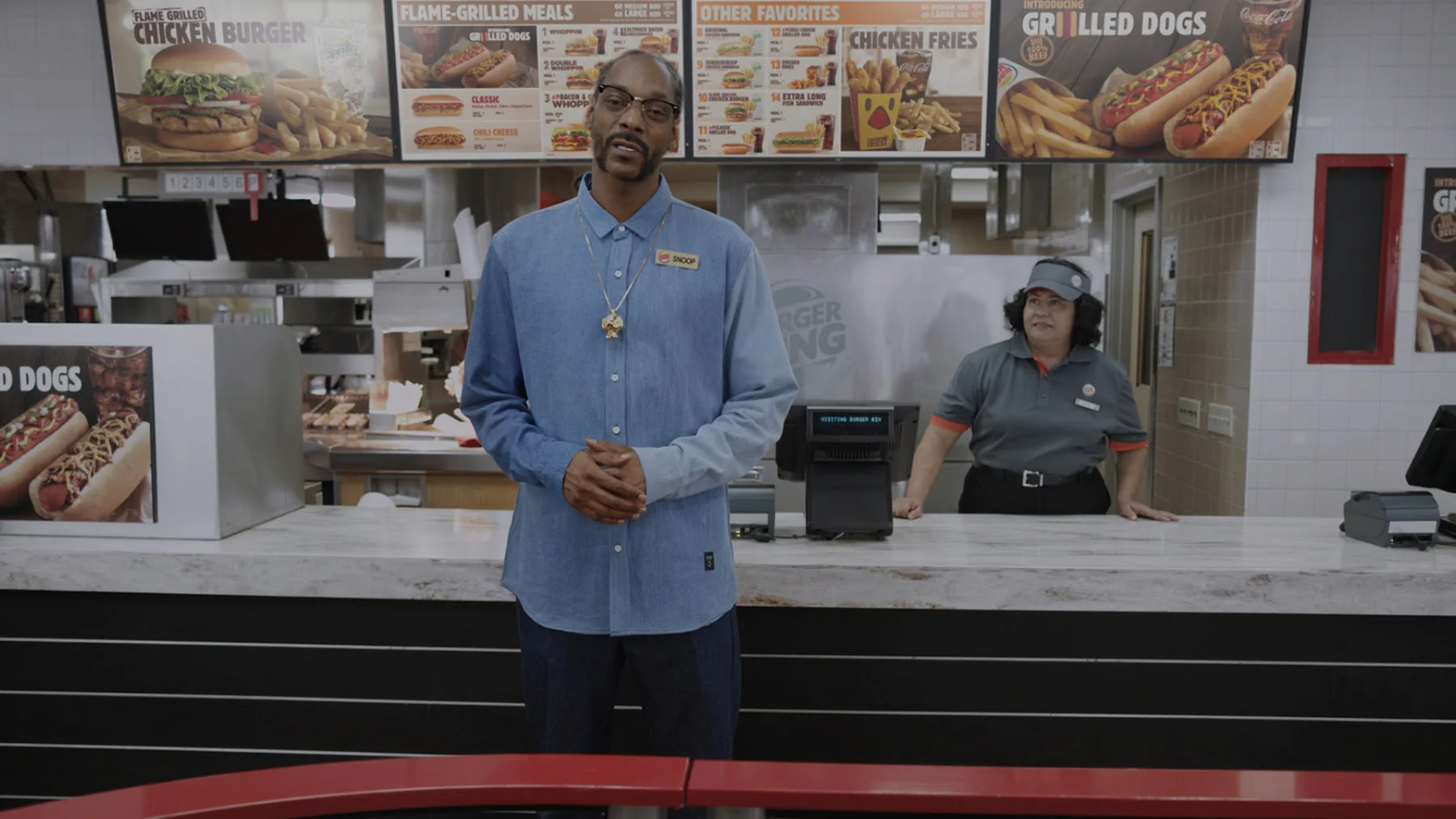Snoop Dogg trains Burger King employees to make hot dogs [Videos]