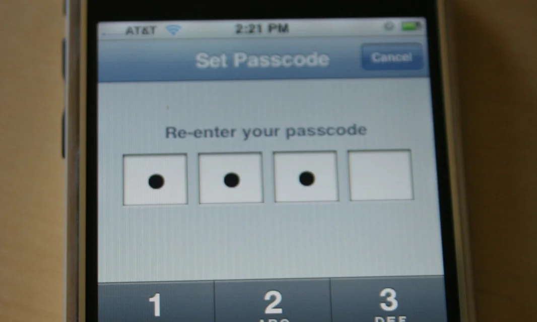 Inexcusable. Waiter posts guest’s topless cellphone photo