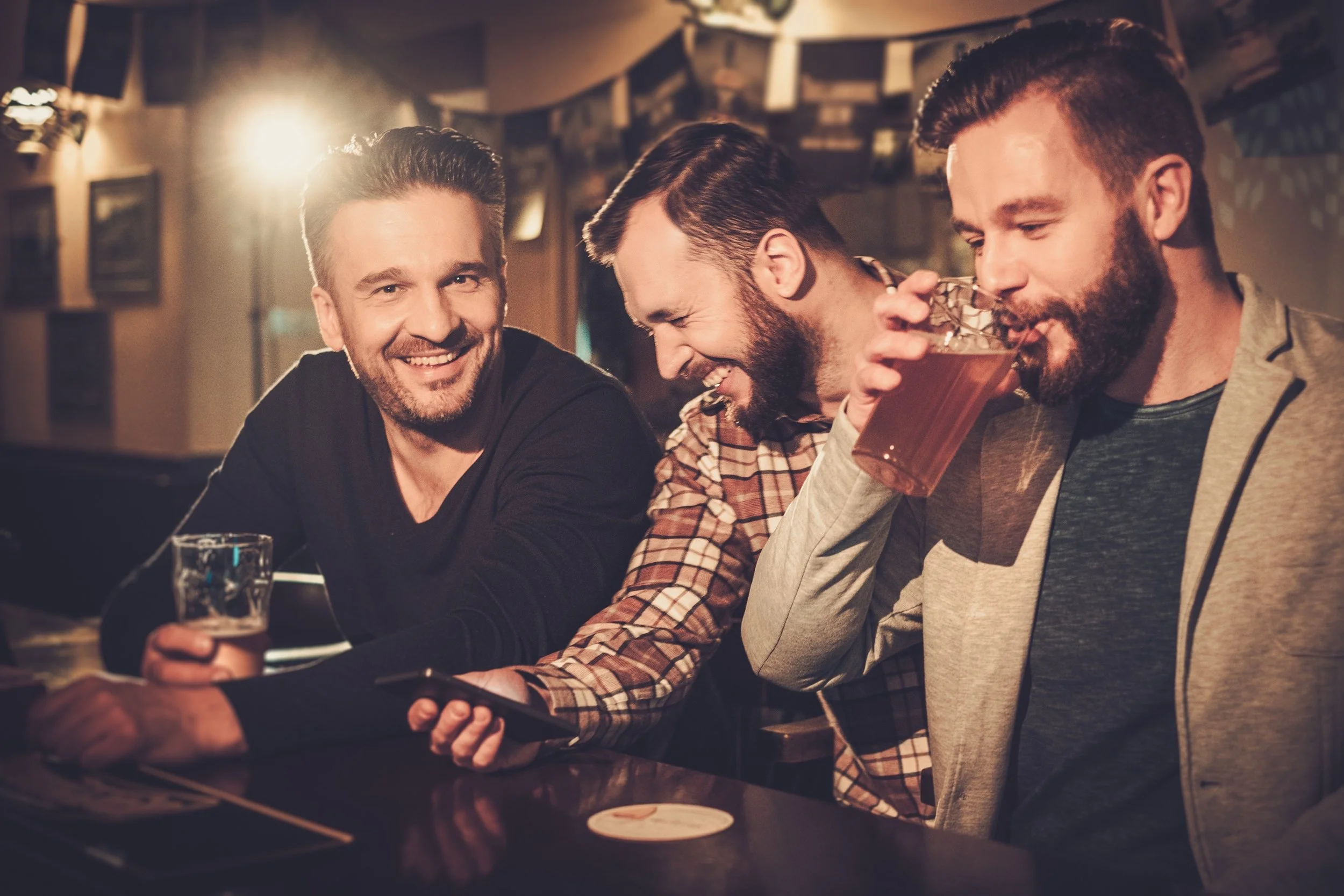 The Daily Rail: How Cell Phones are Changing Bar Culture 