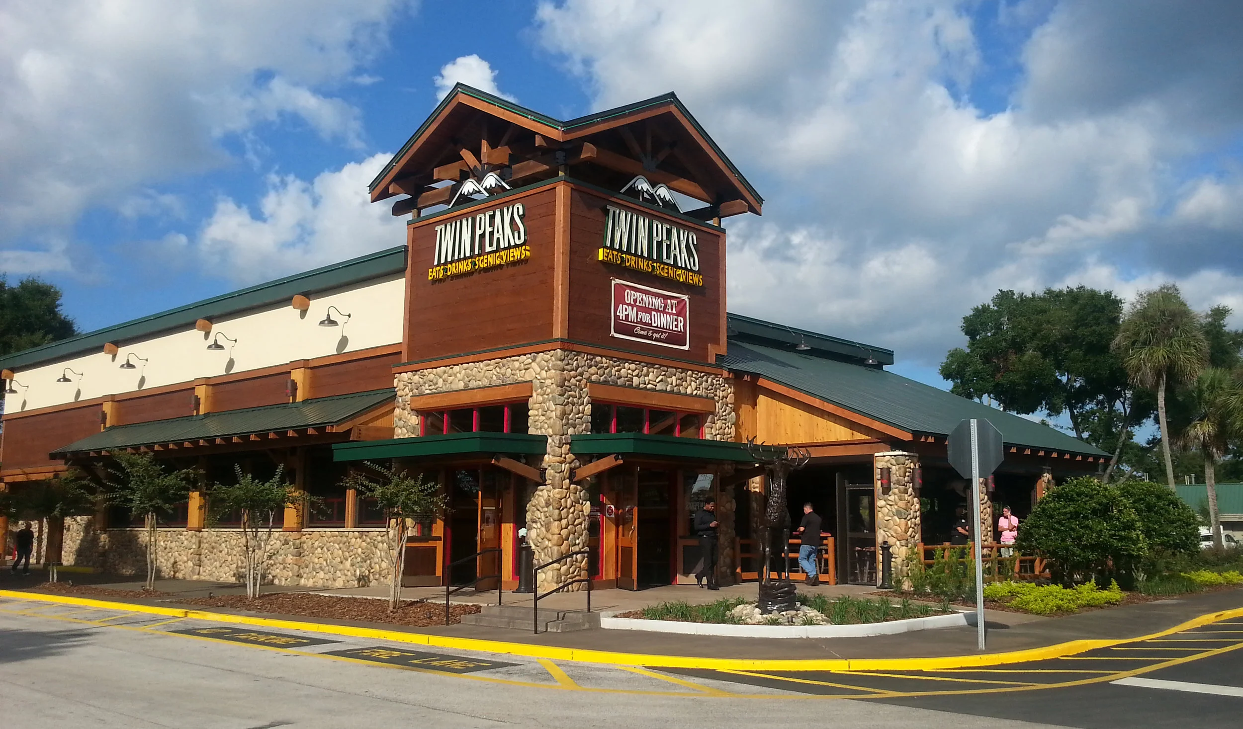 The Daily Rail: Why Twin Peaks Should Be Restaurants' New Role Model