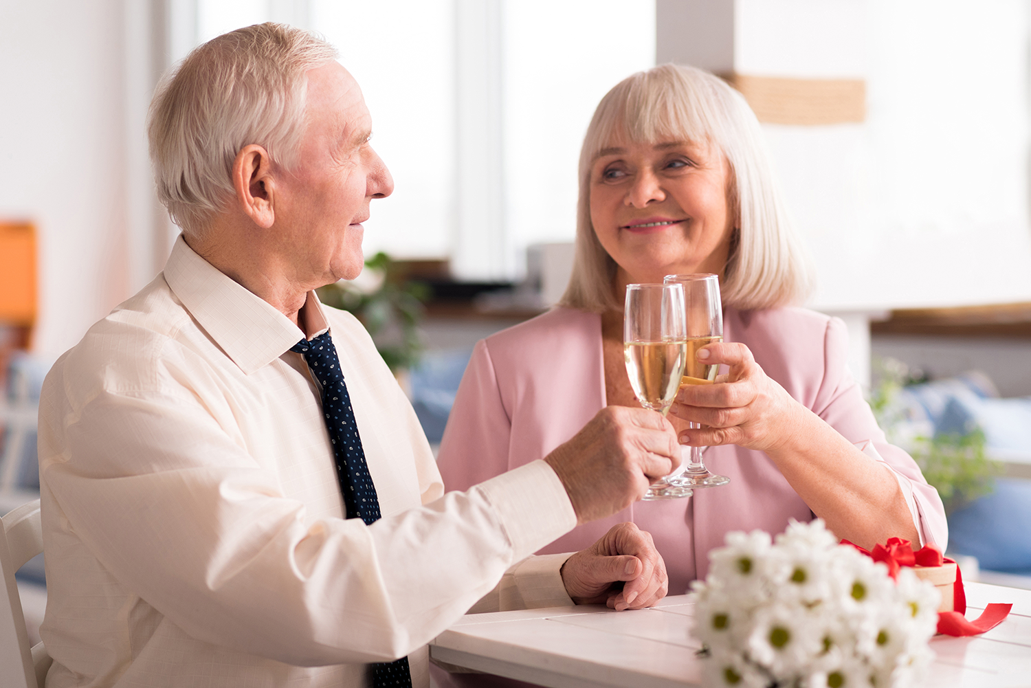 Отстранение в отношениях. Пожилая пара с шампанским. Очень пожилой человек с шампанским. Два милых пенсионера. Шампанское пьют пожилые супруги.