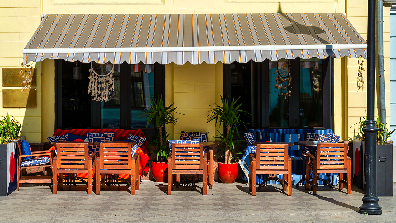 What are the Key Considerations for Maintaining Customer Loyalty During a Restaurant Move?