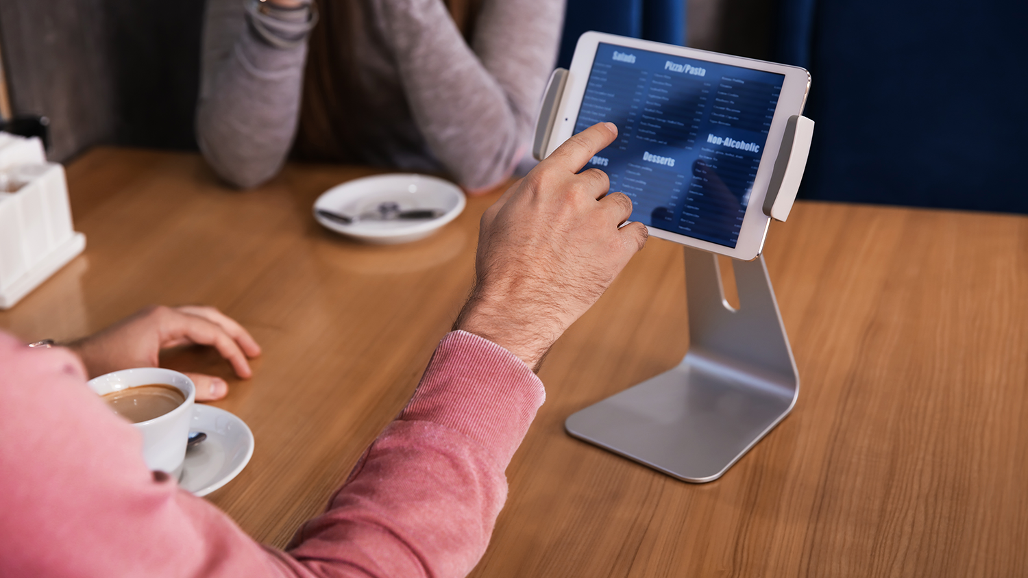 4 Restaurant Tech Trends that are Optimizing the Food Industry — The Rail