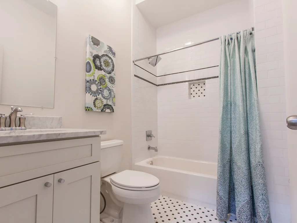 174 Flat Shoals-Guest bath 1.jpg
