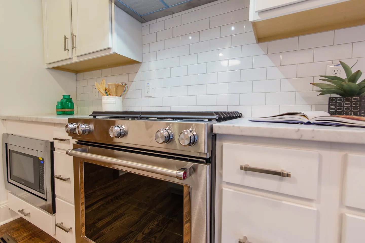 933 Park Ave-Kitchen Stove.jpg
