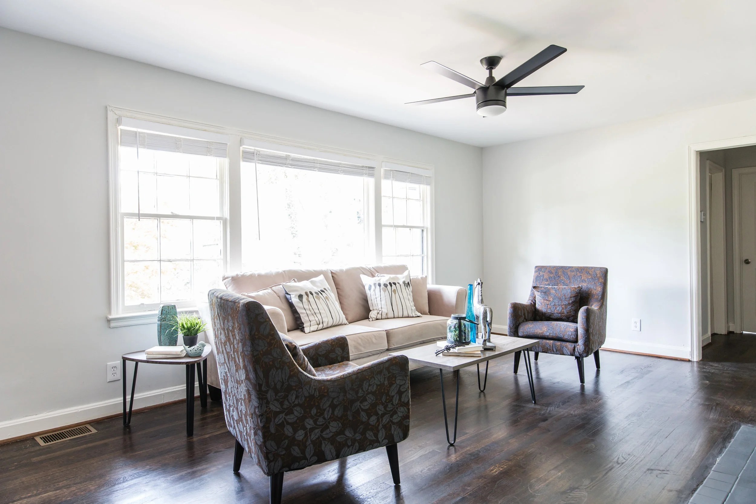 3220 Ardley-Living 1.jpg