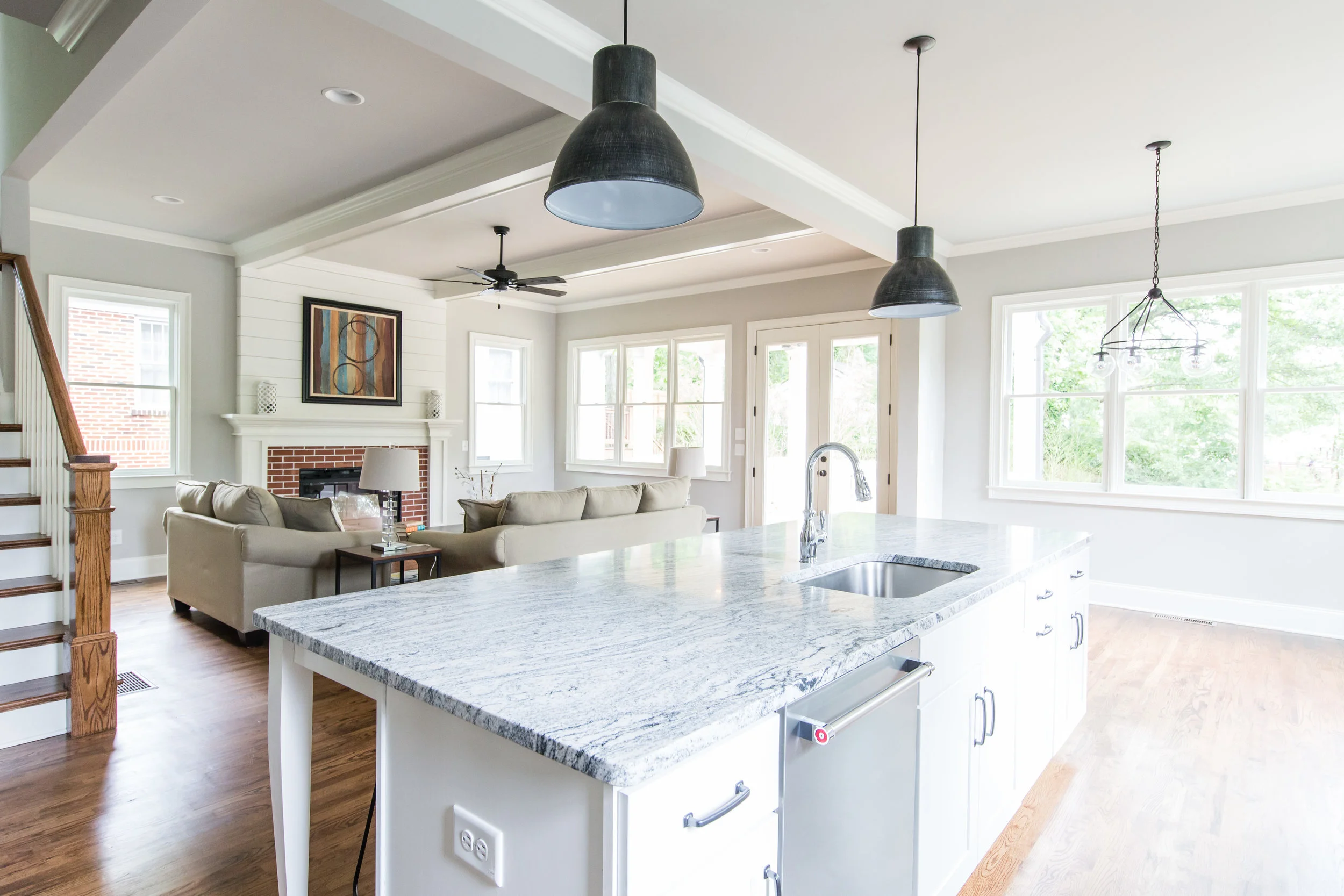 2140 Delano-Kitchen 3.jpg