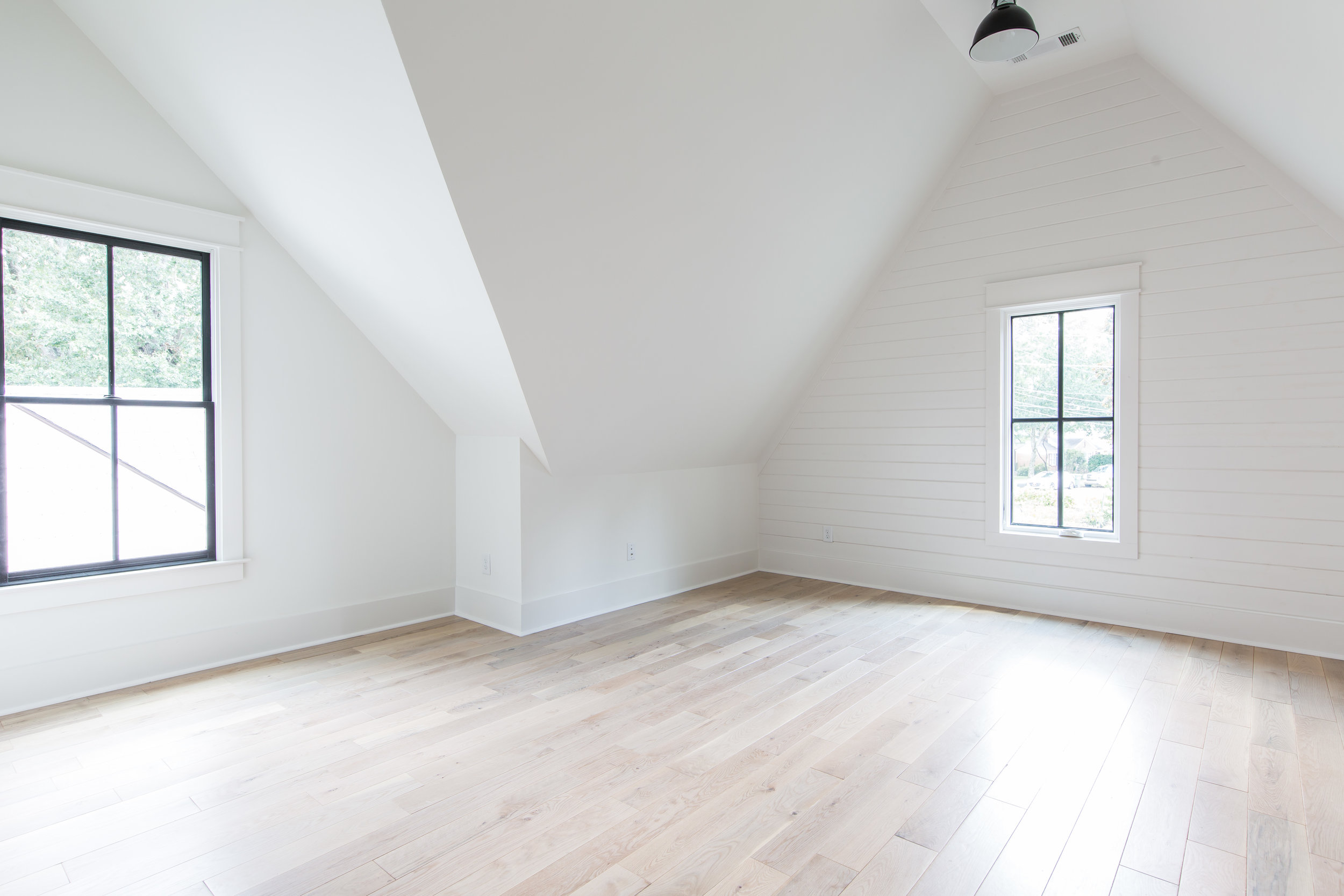 726 Hillpine-Bed 4.jpg