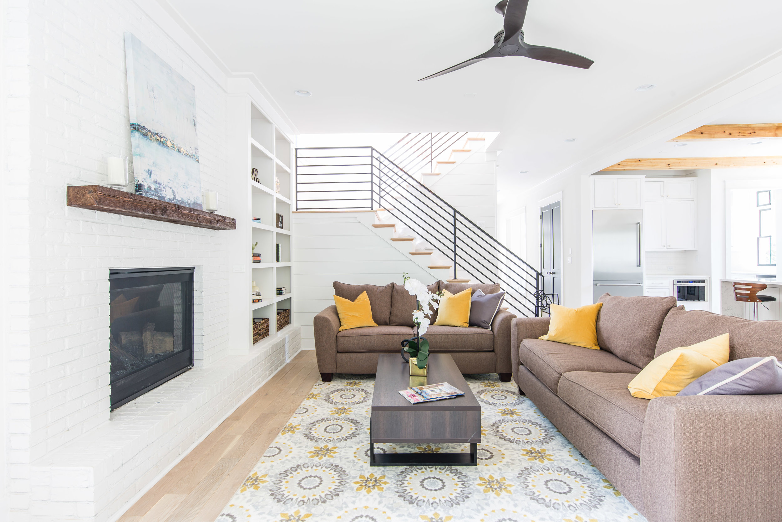 726 Hillpine-Living 2.jpg
