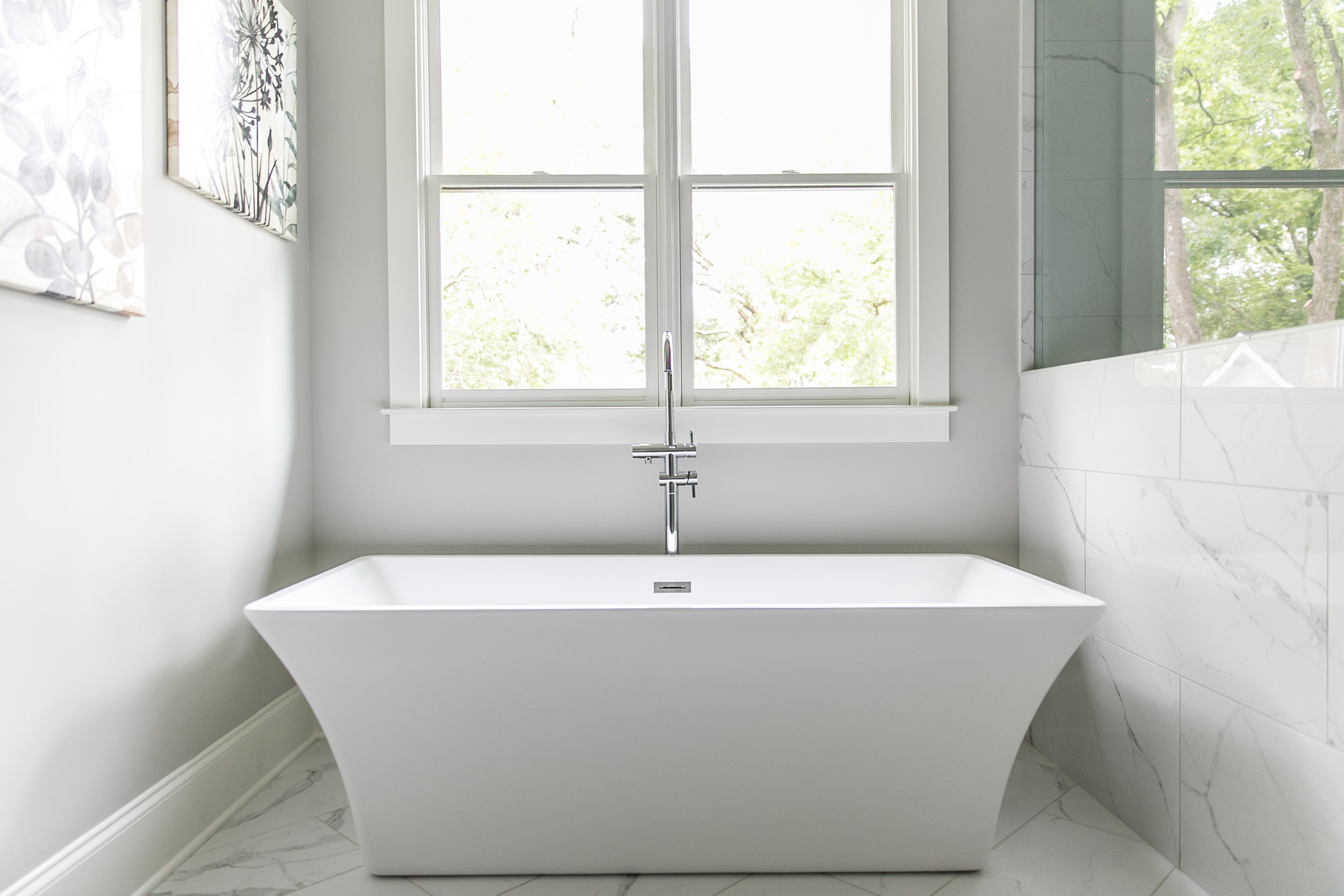 909 3rd Ave-Master Tub.jpg