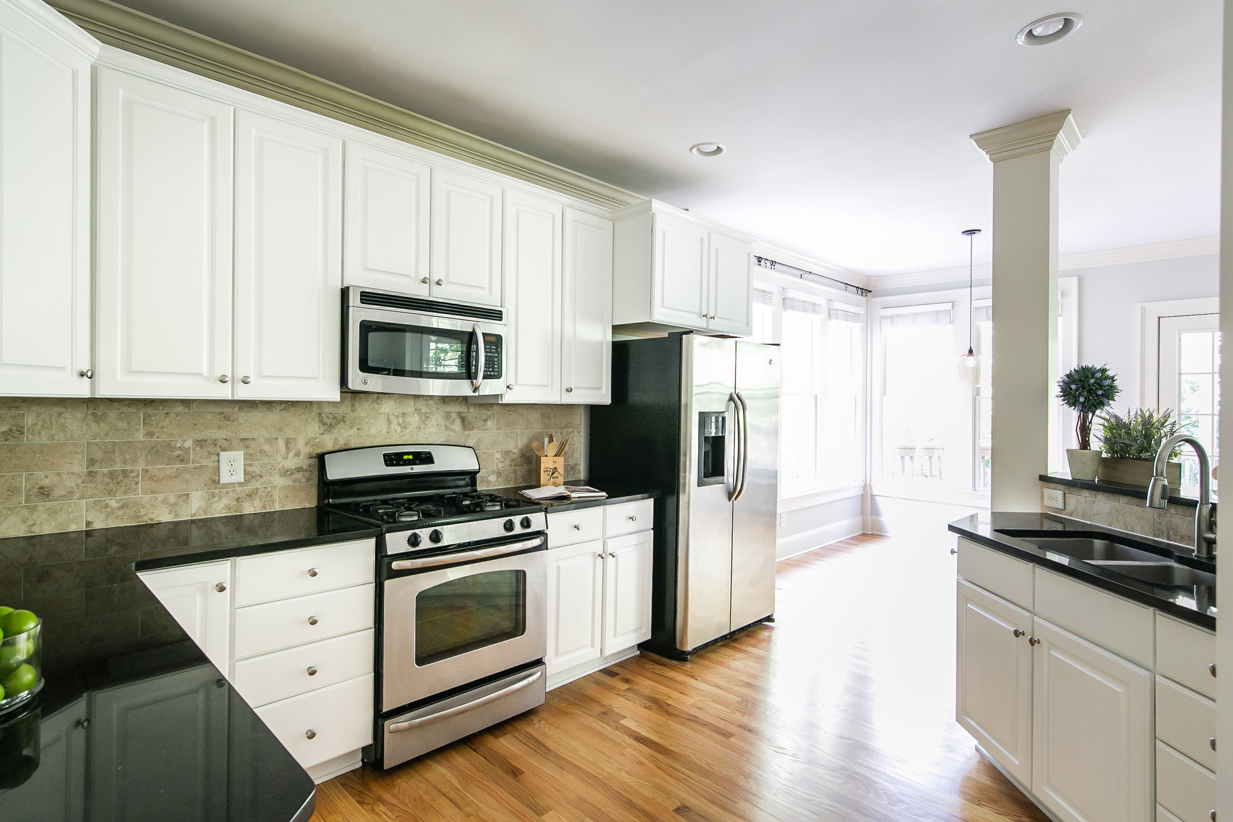 28 Lakeview-Kitchen 1.jpg