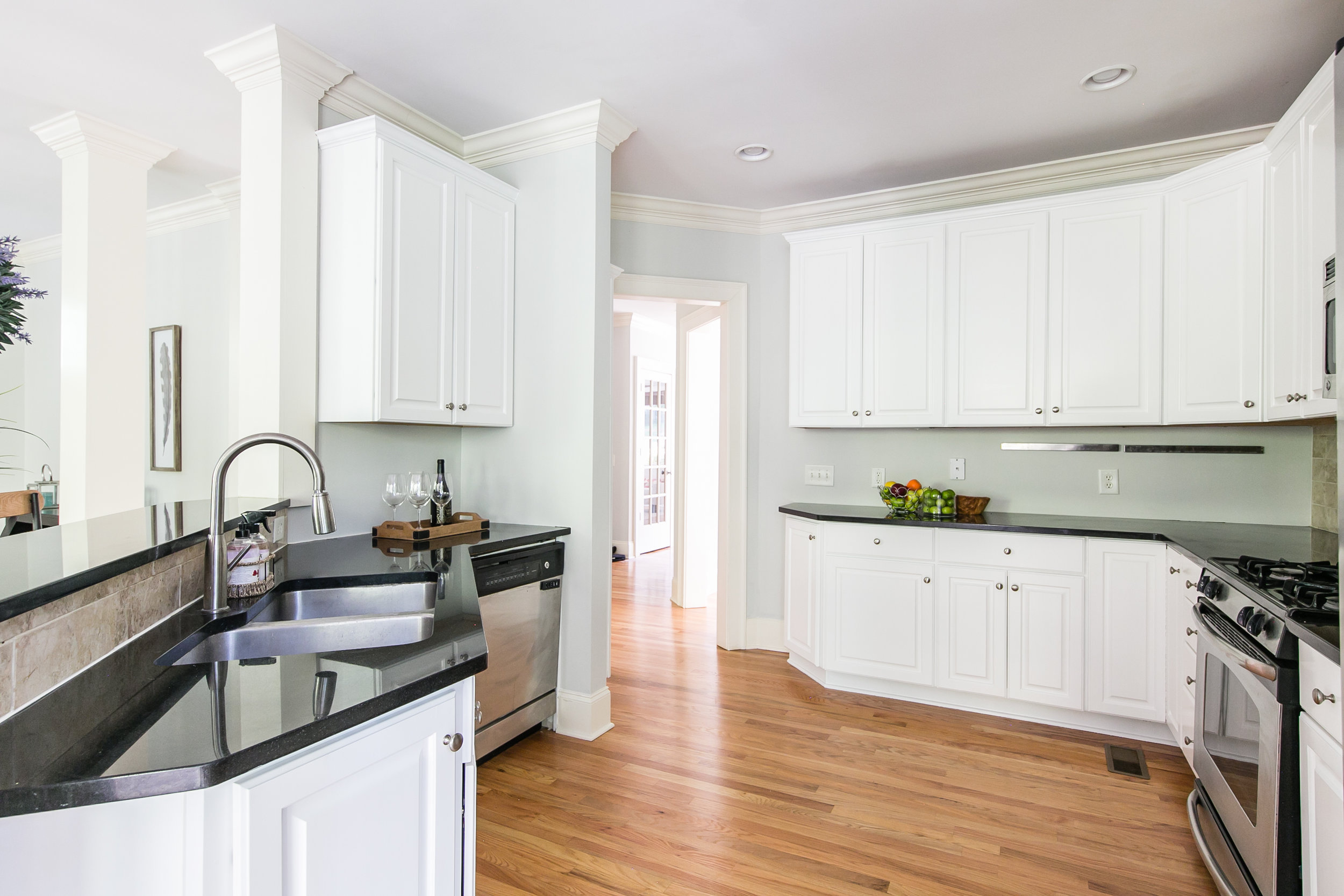 28 Lakeview-Kitchen 3.jpg