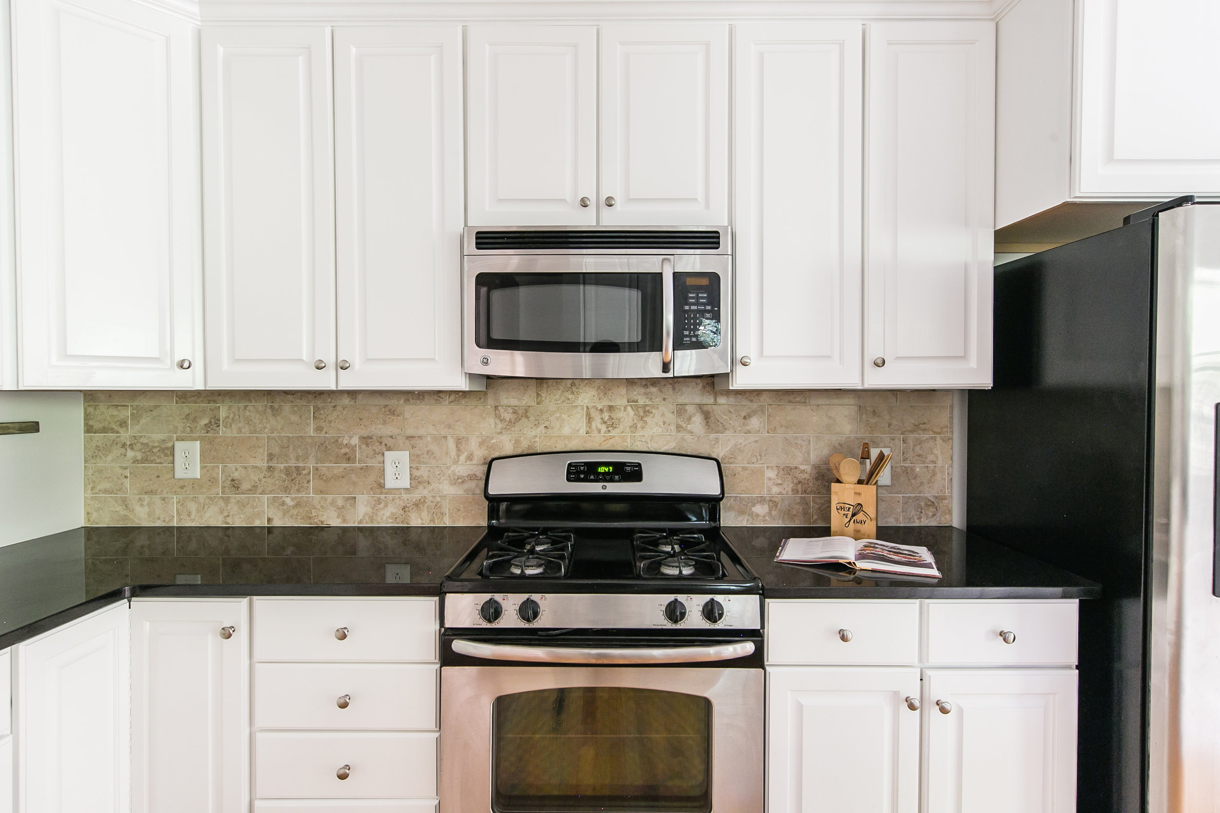 28 Lakeview-Kitchen Stove.jpg