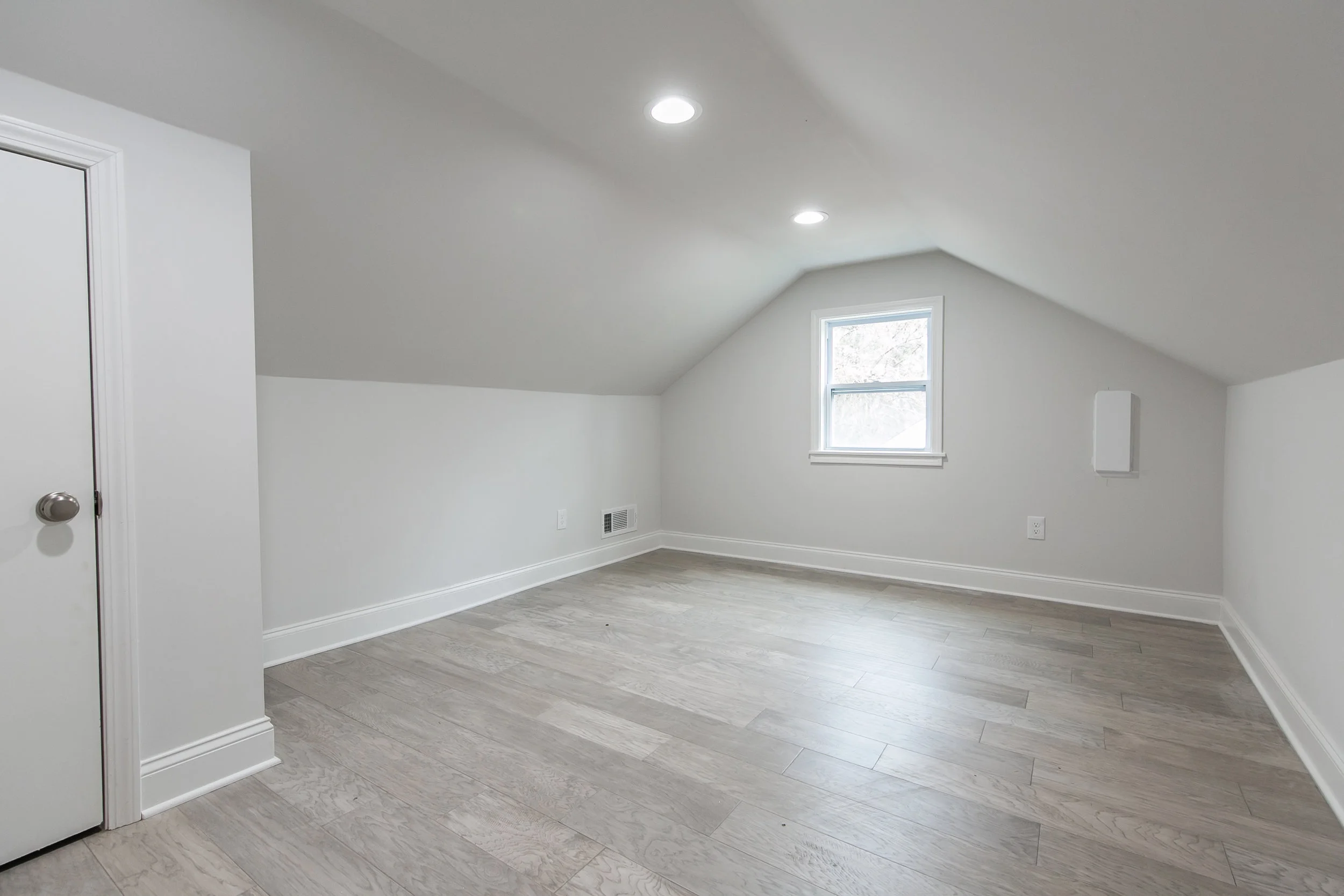 2046 E Camellia-Bed 1.jpg