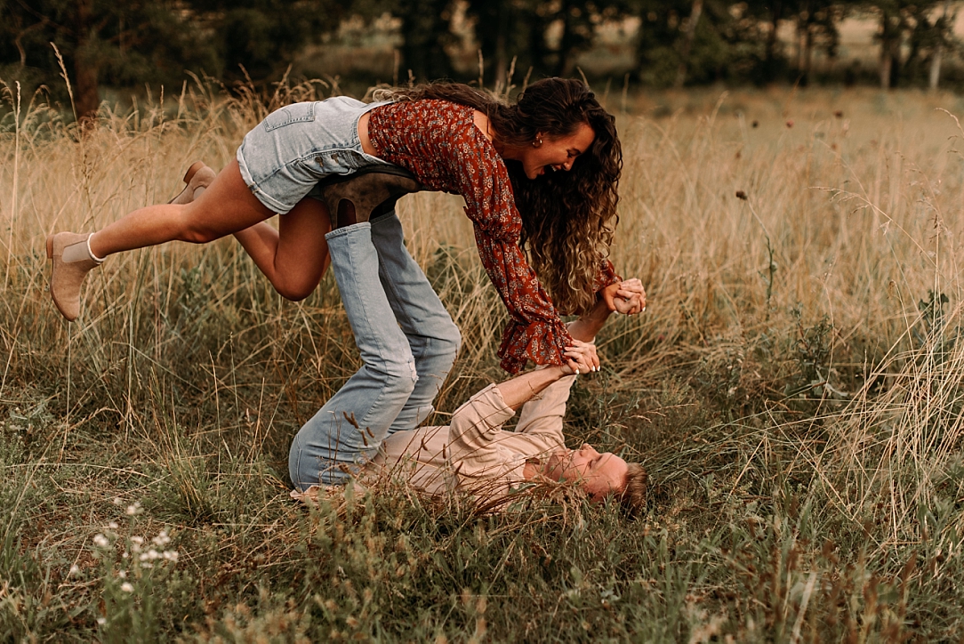 playful summer country field couple session_0001.jpg