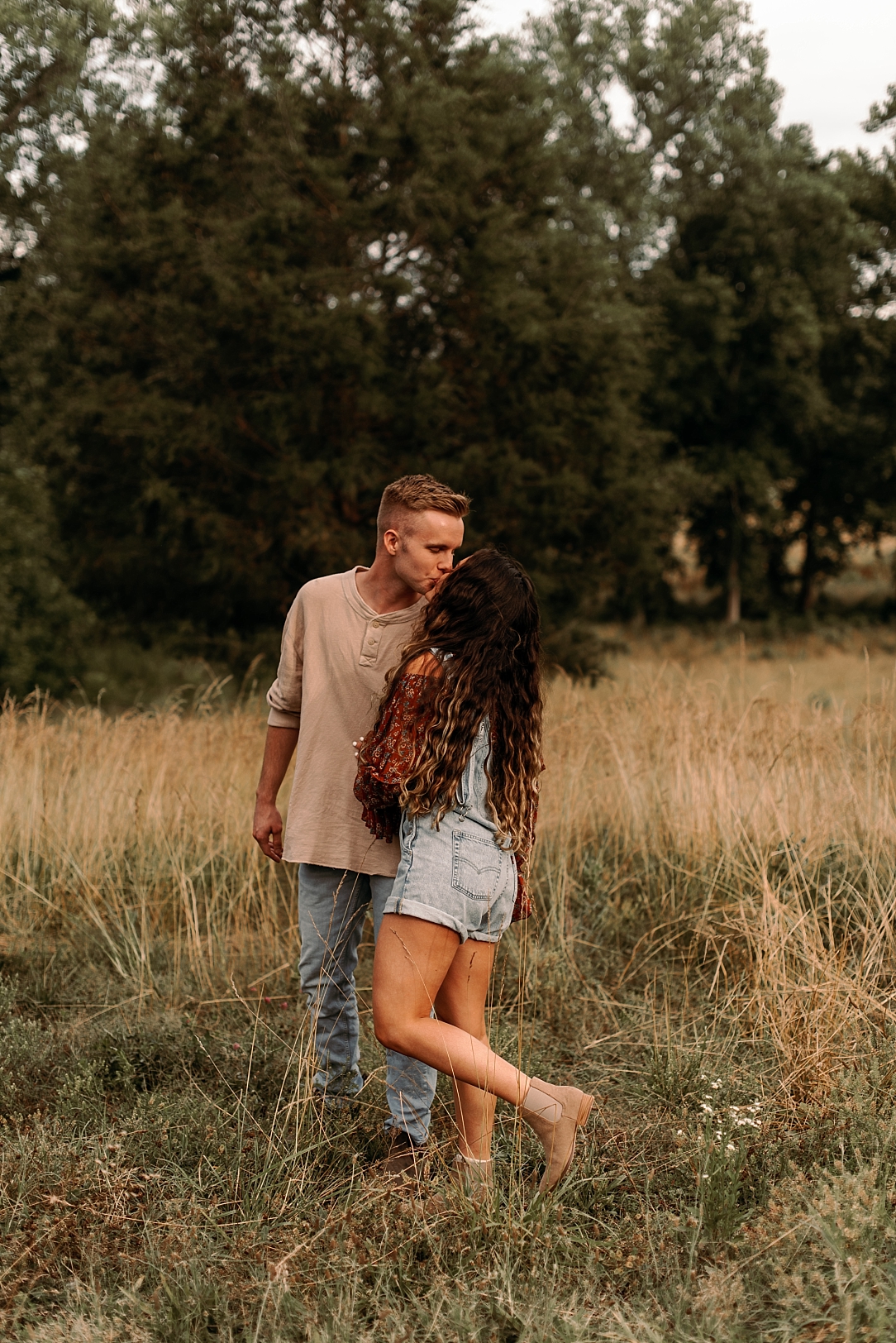 playful summer country field couple session_0004.jpg