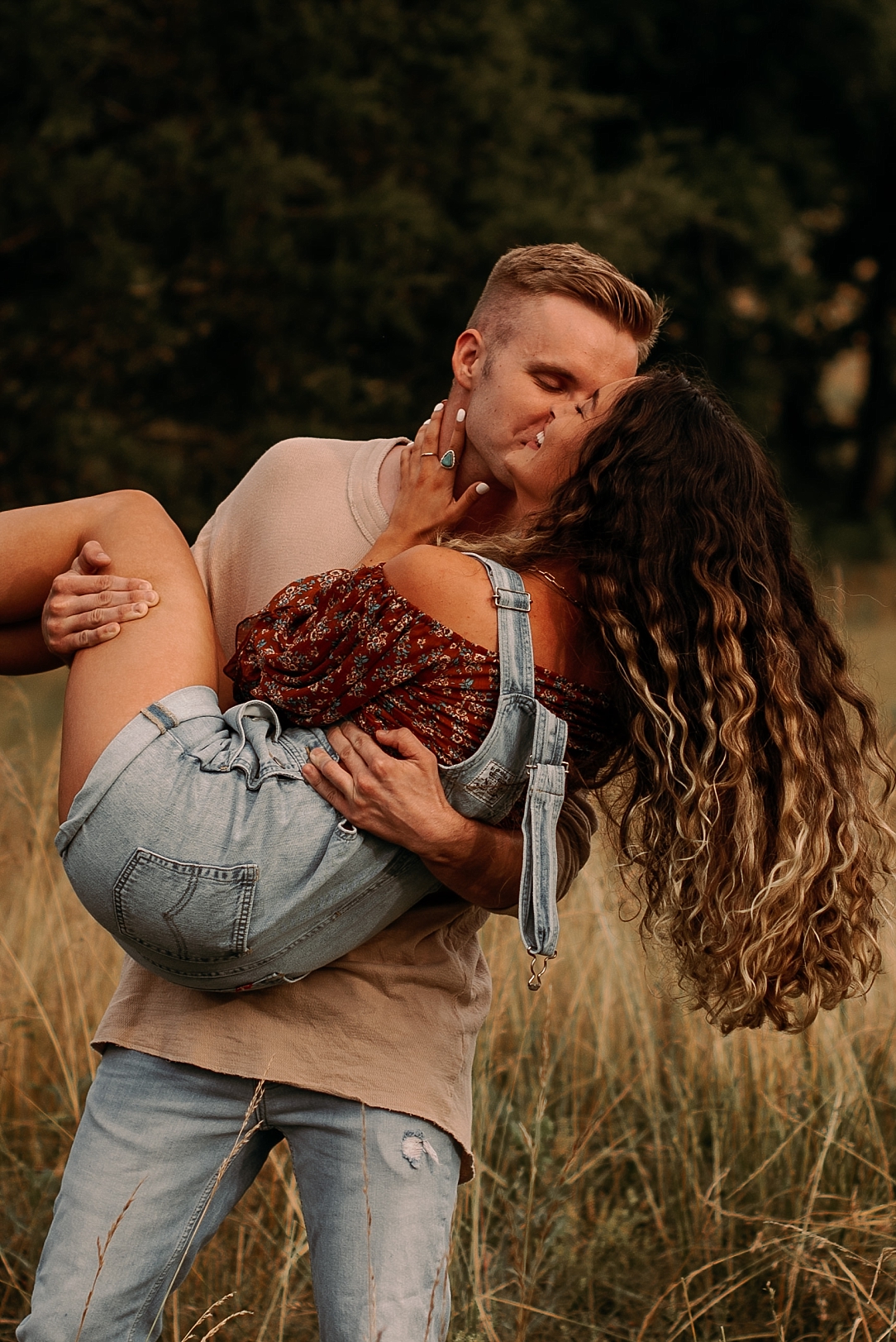 playful summer country field couple session_0008.jpg