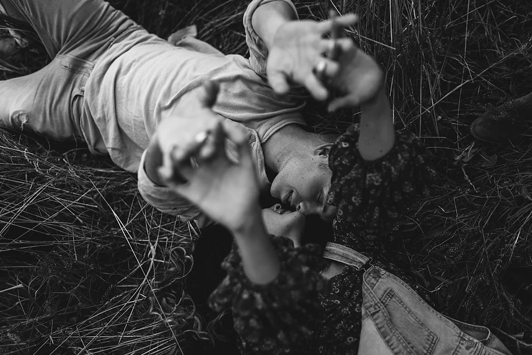playful summer country field couple session_0023.jpg