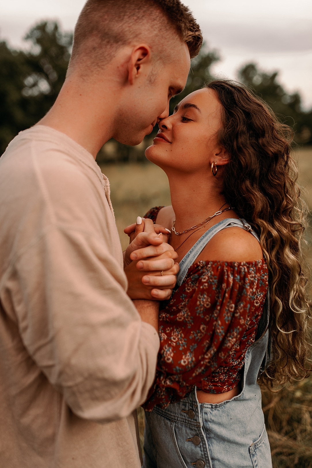 playful summer country field couple session_0025.jpg