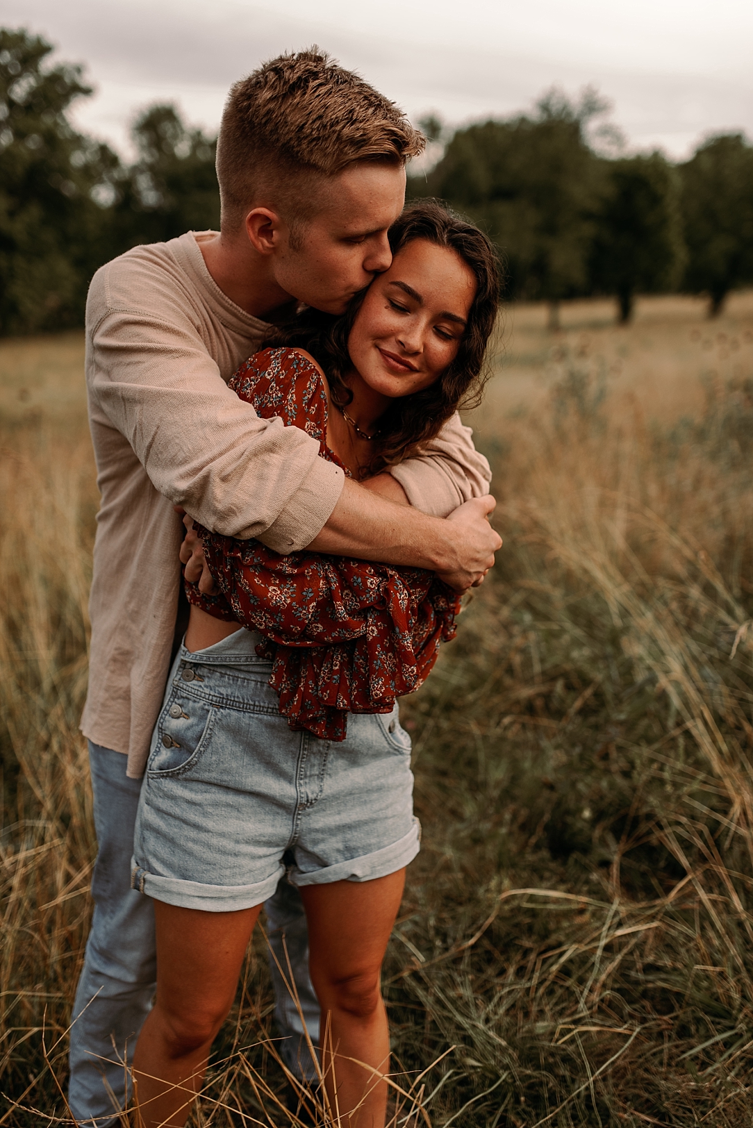 playful summer country field couple session_0033.jpg