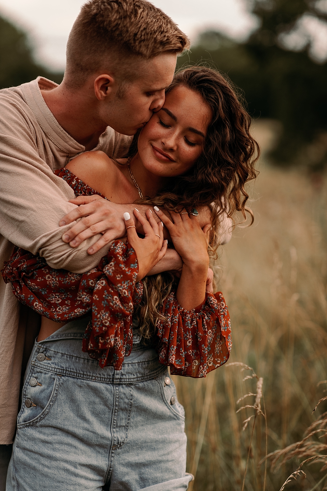 playful summer country field couple session_0038.jpg
