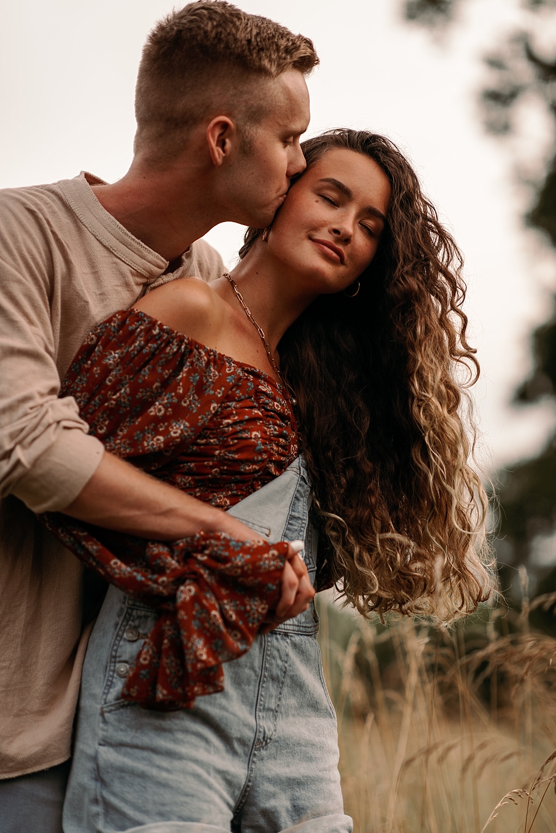 playful summer country field couple session_0042.jpg