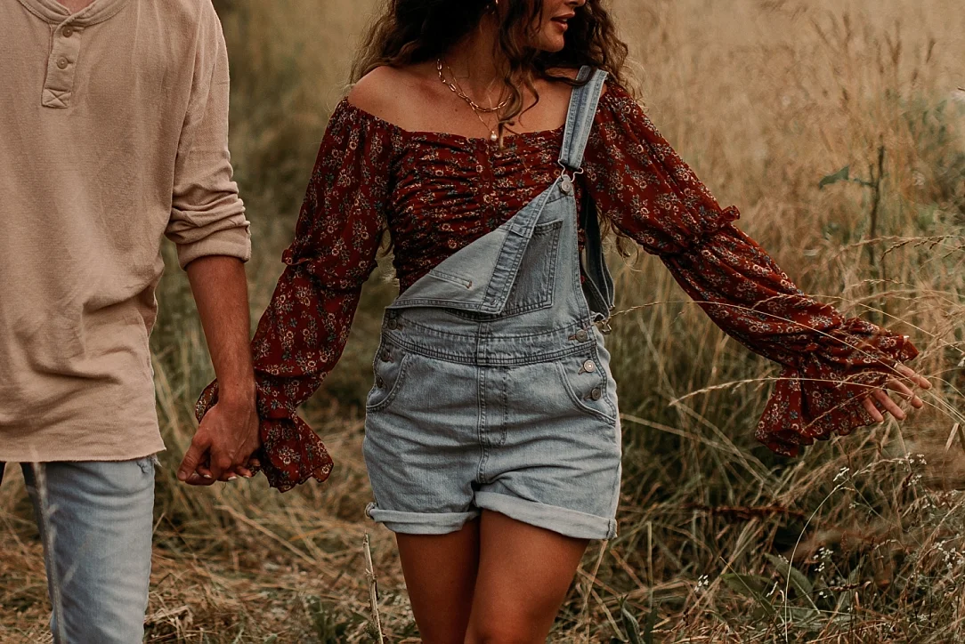 playful summer country field couple session_0063.jpg