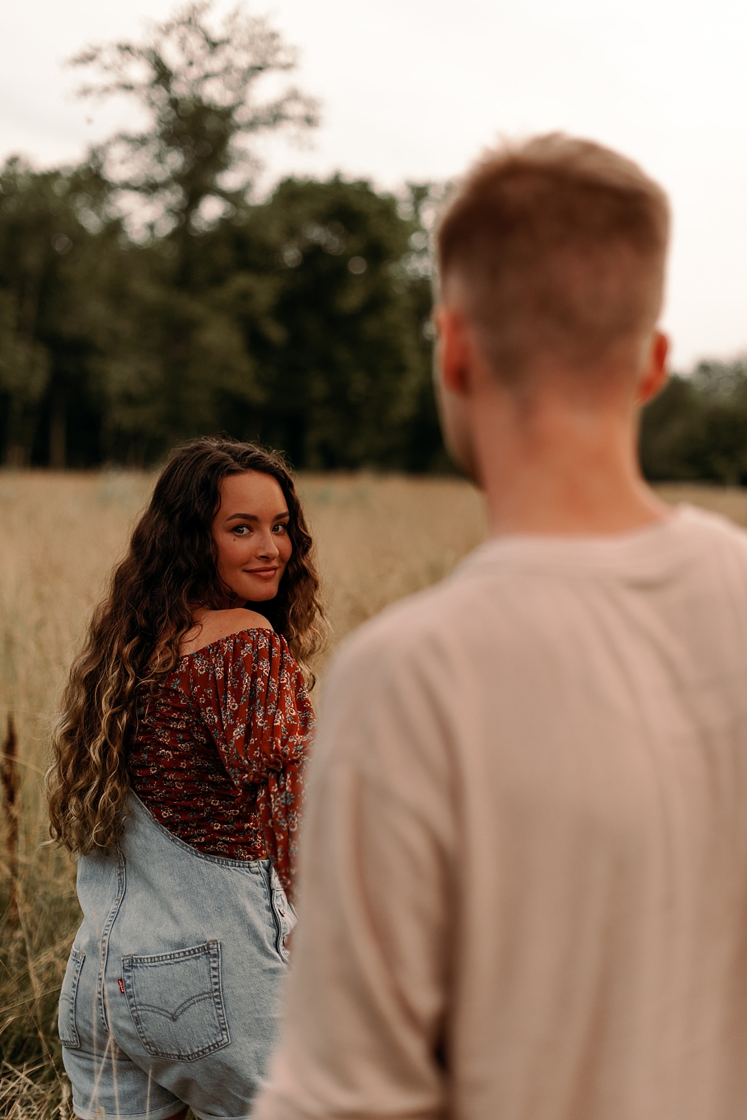 playful summer country field couple session_0066.jpg