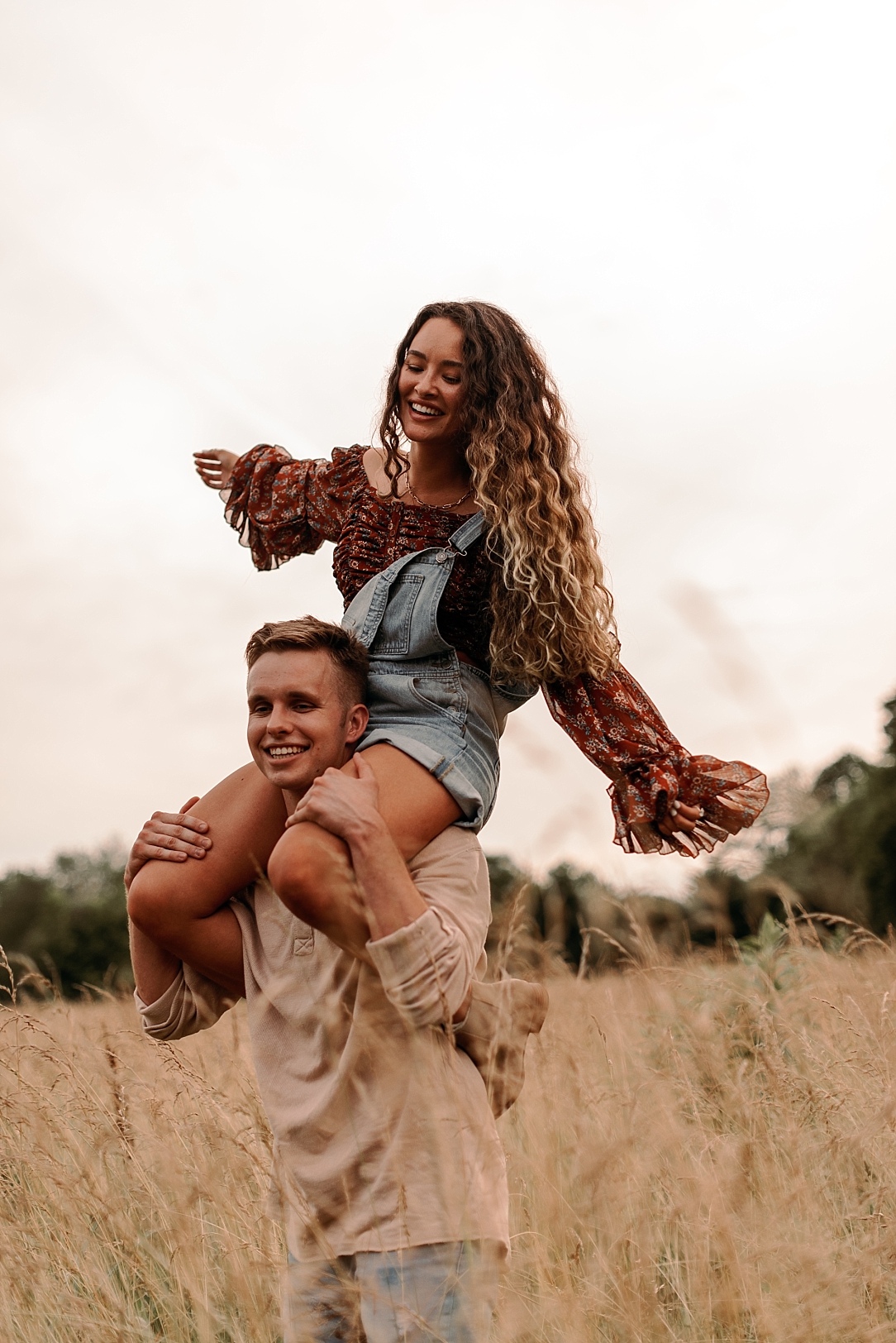playful summer country field couple session_0071.jpg