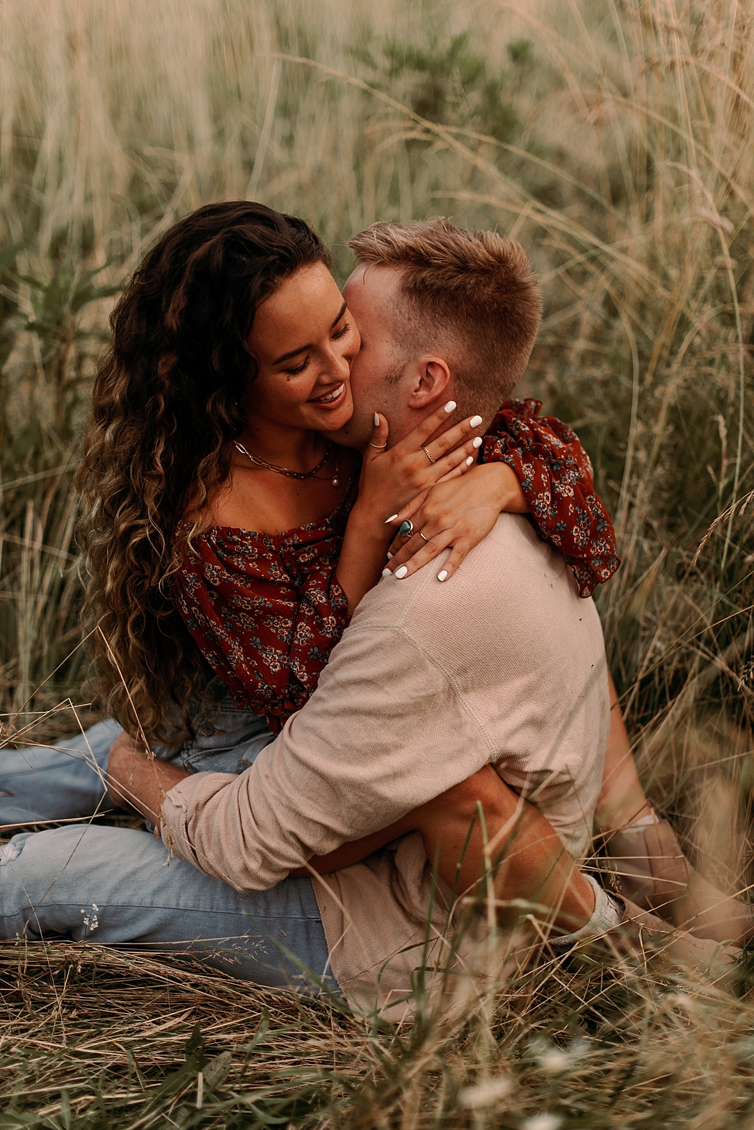playful summer country field couple session_0073.jpg