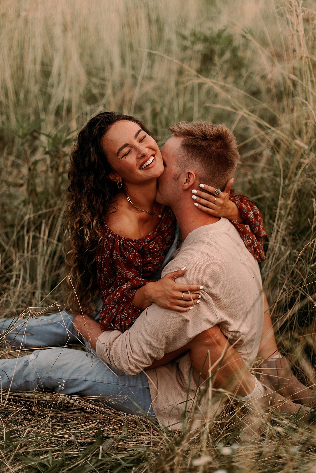 playful summer country field couple session_0075.jpg