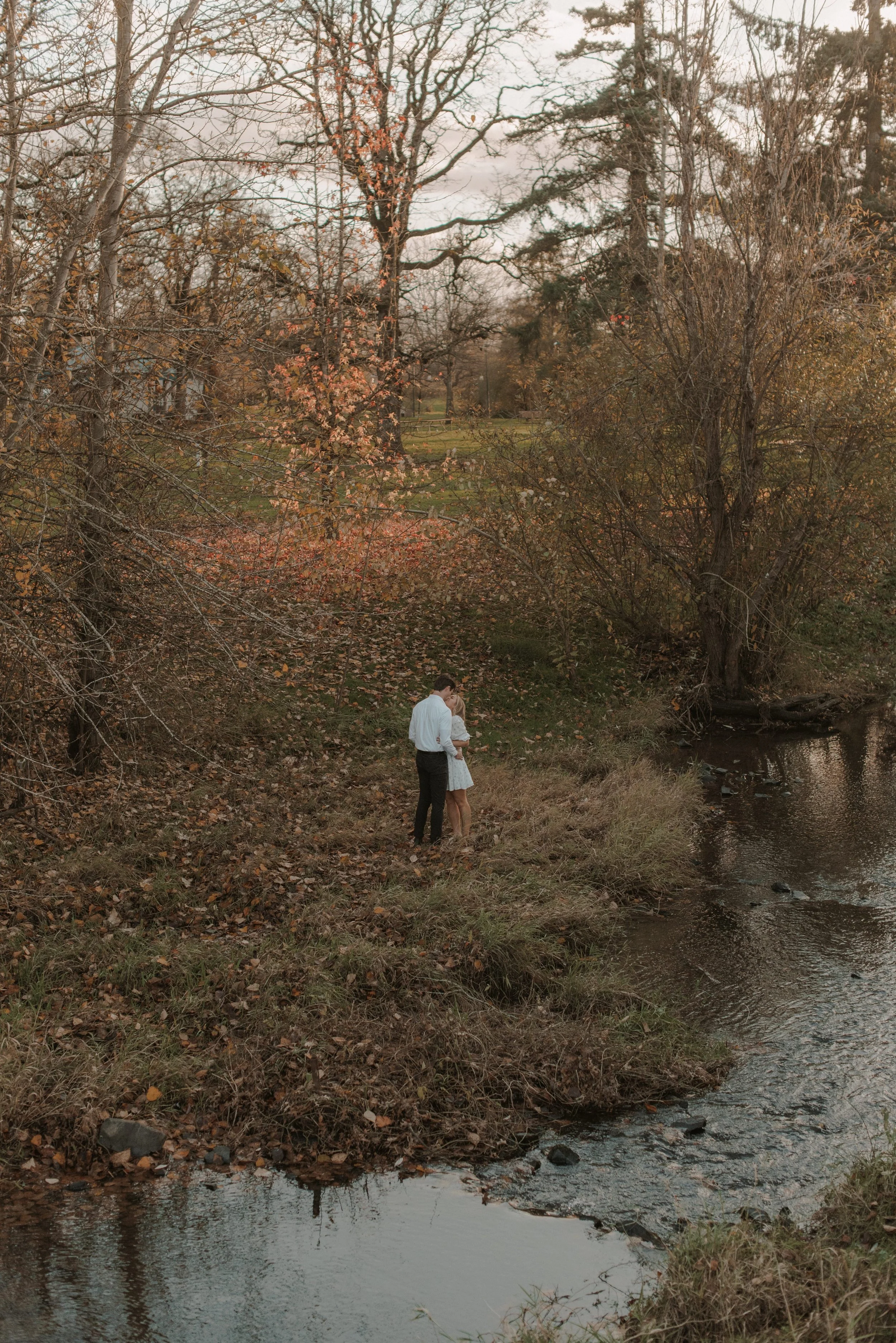 romantic oregon fall couple engagement session