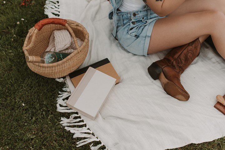 // who else is ready for spring picnics + lazy days filled with sunshine + laying outside?!

same 🙋🏻&zwj;♀️