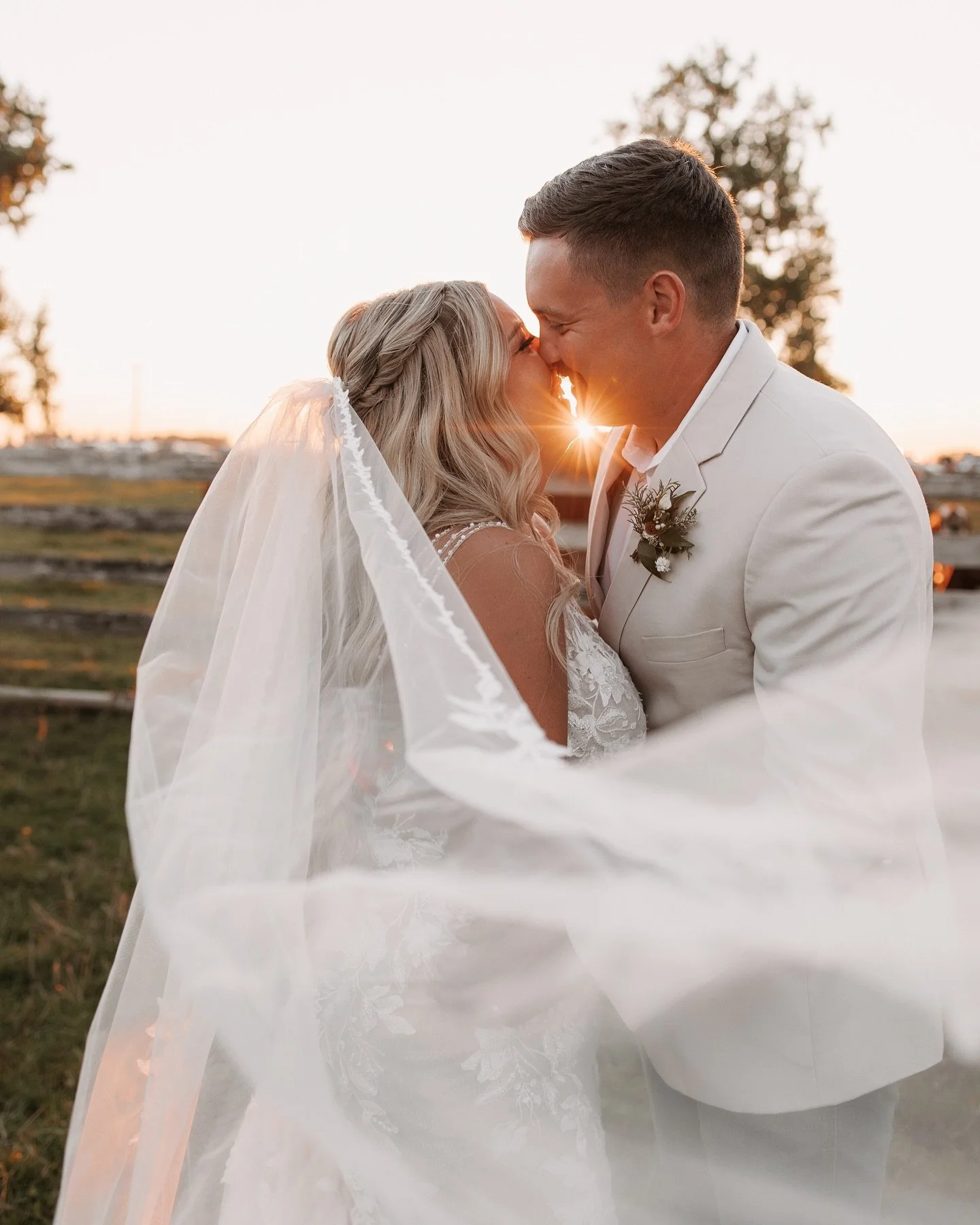 // last wedding of the season was one for the books!!
⠀⠀⠀⠀⠀⠀⠀⠀⠀
every little detail of this day was beautiful + so thought out. from the venue to the signage, their personal brand throughout, the colors, florals, longhorns + perfect fall day..then ad
