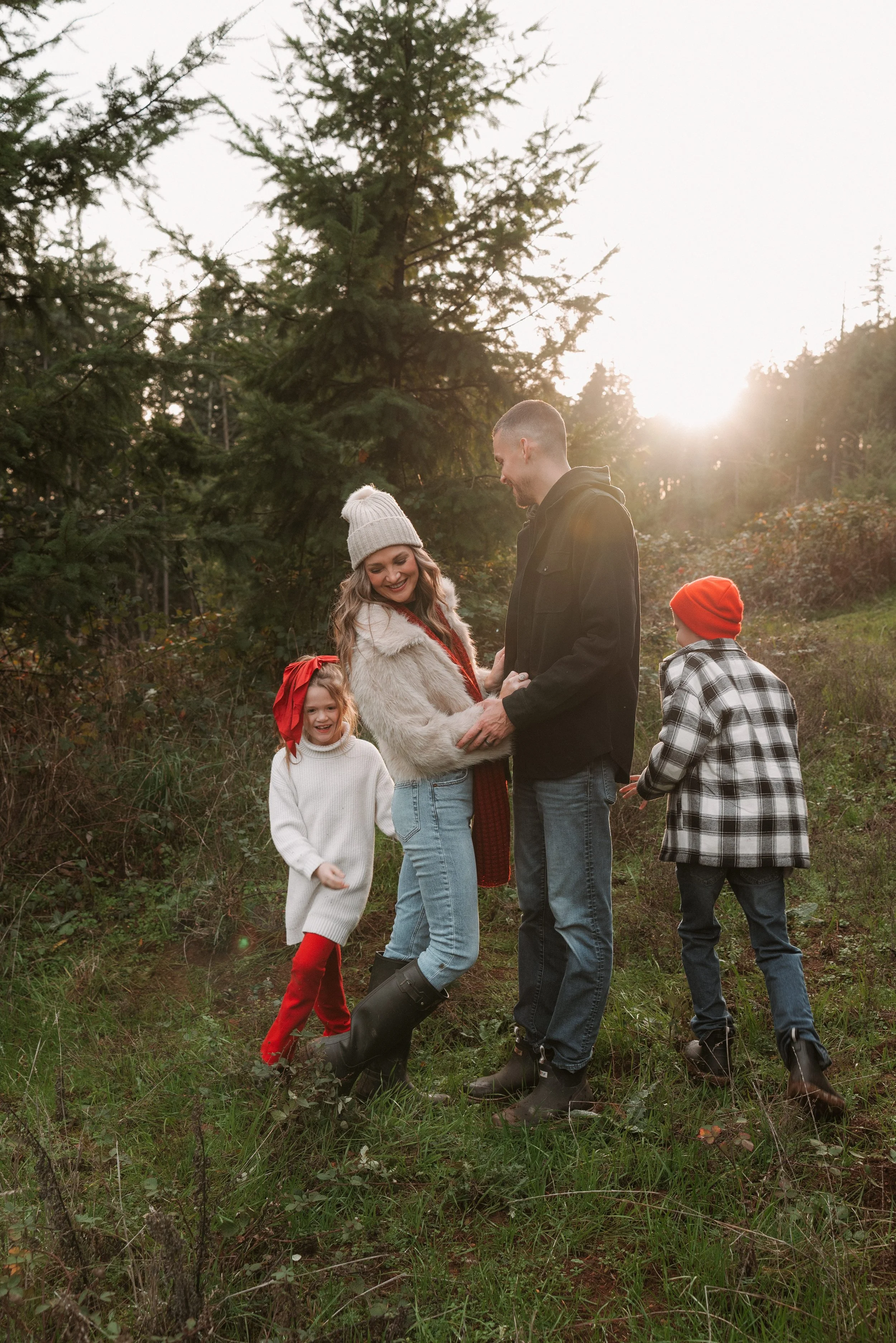 holiday family photos - pnw Christmas tree hunt story session