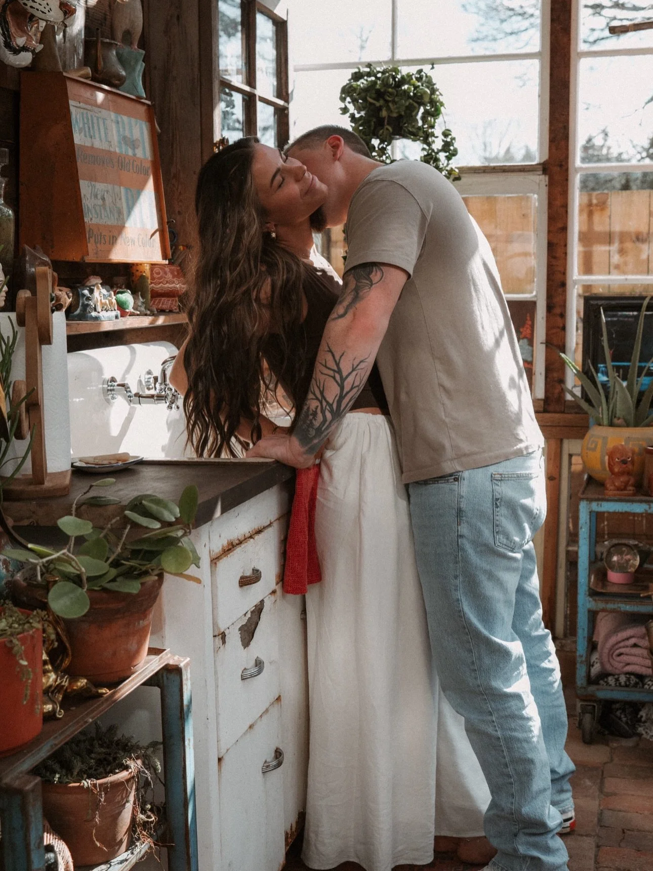 // bc why not kiss, dance + snuggle with your person in the most incredible greenhouse&hellip;?!
we had amazing weather - but imagine this space in the rain ☔️ 

@worthyworkshop @sikahsplace @mik.jutte @jutte21

-

Oregon couple photographer, Oregon 