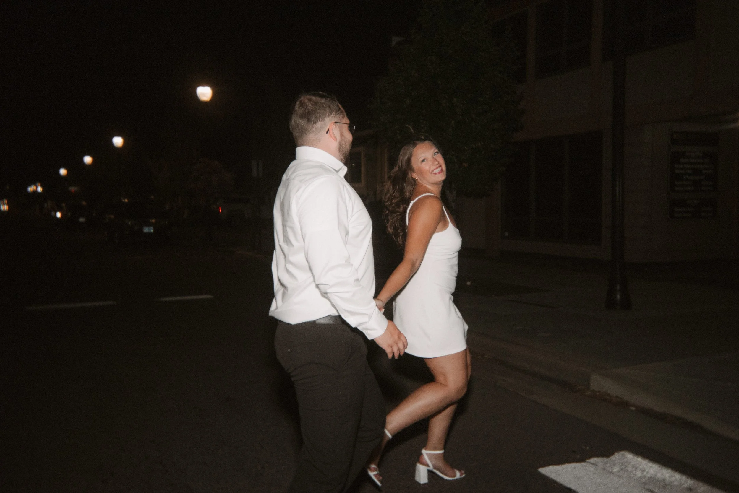 romantic city love story | oregon engagement session