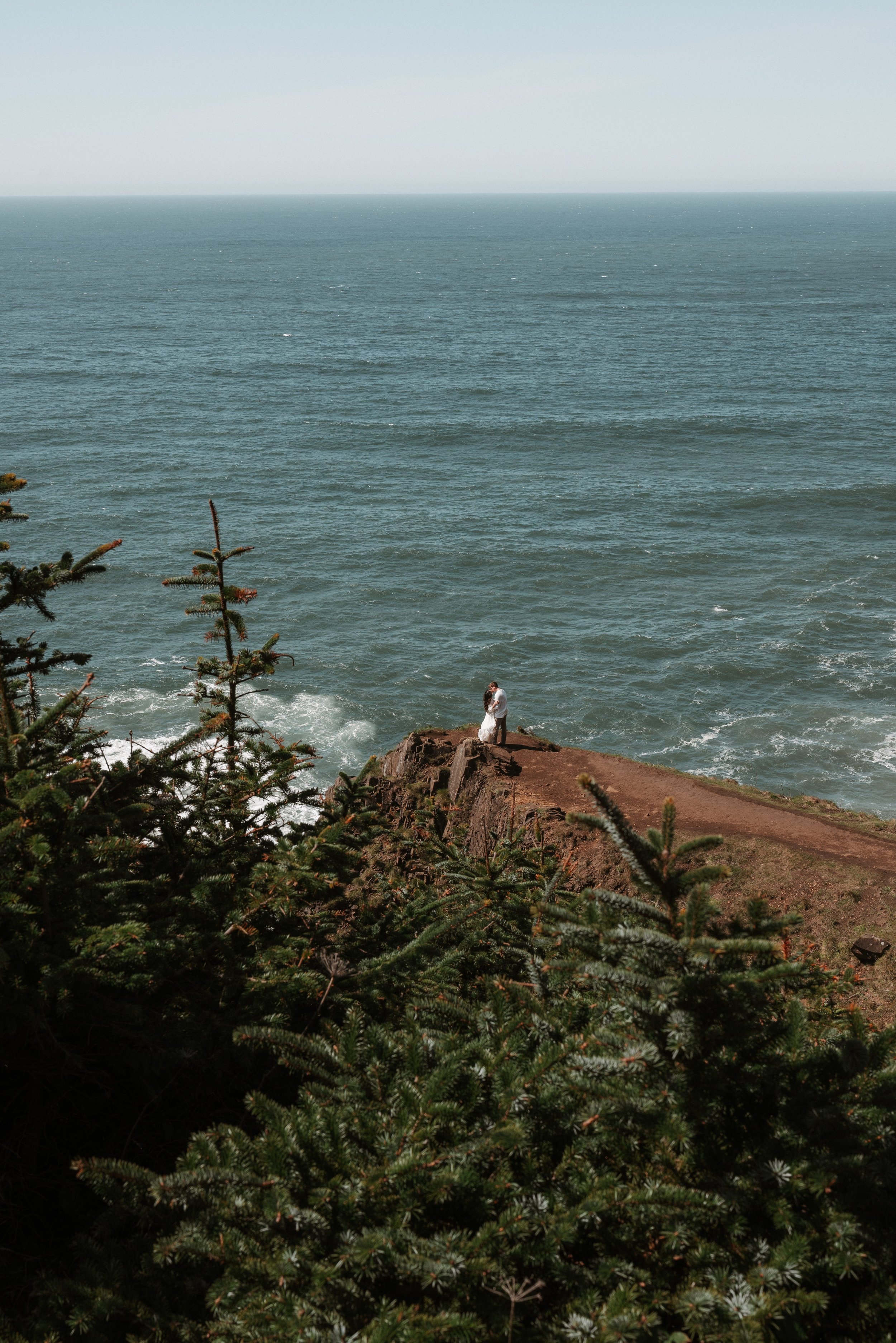 a dreamy spring day on the elk flats | oregon coast engagement sessio