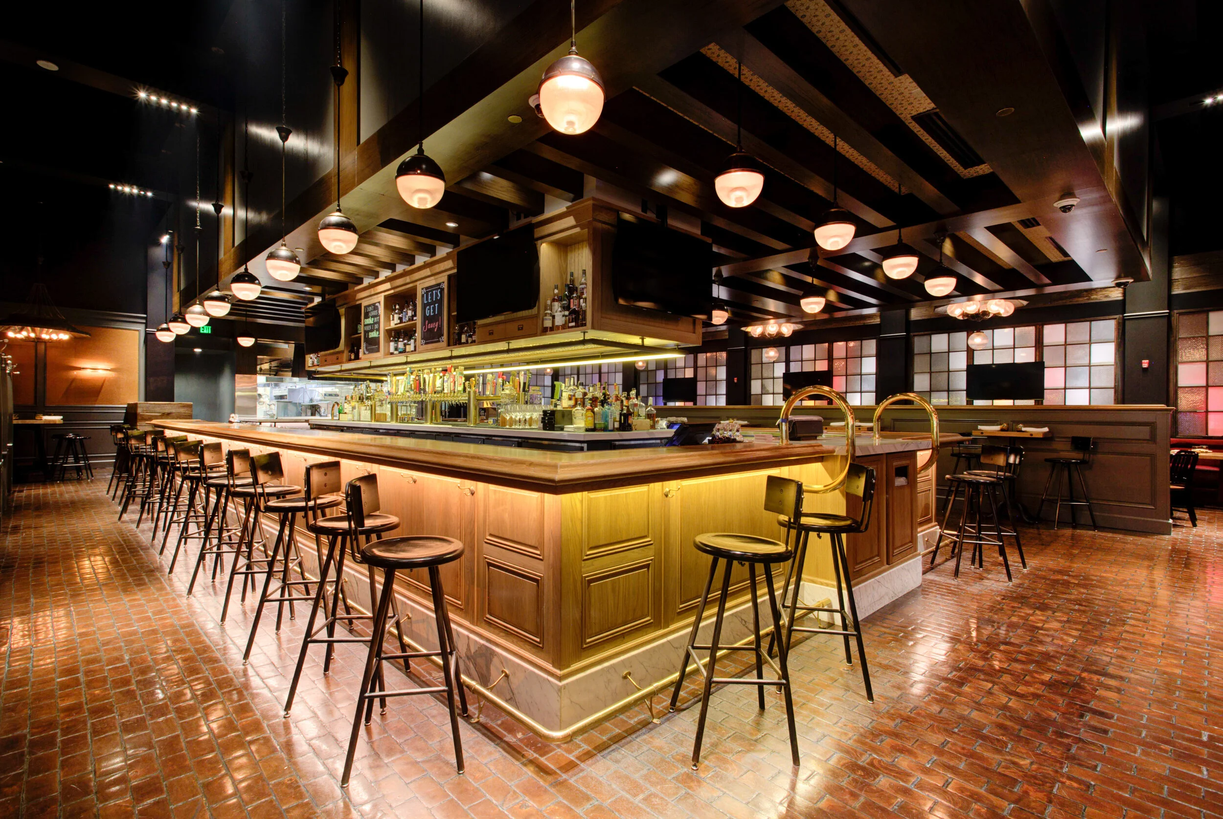 VICTA_INTERNATIONAL SMOKE_-bar 1.jpg