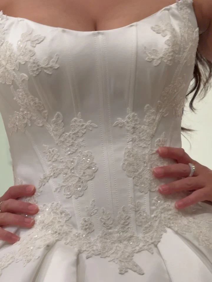 New in store 😍🤍 @ankitadhimanstyling @enzoani 

#ferresposa #torontobridalboutique #weddinginspo #weddingdresses #enzoanibride