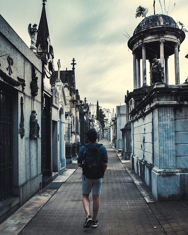 Exploring the endless city of masoleums in the Cementerio de la Recoleta 💀