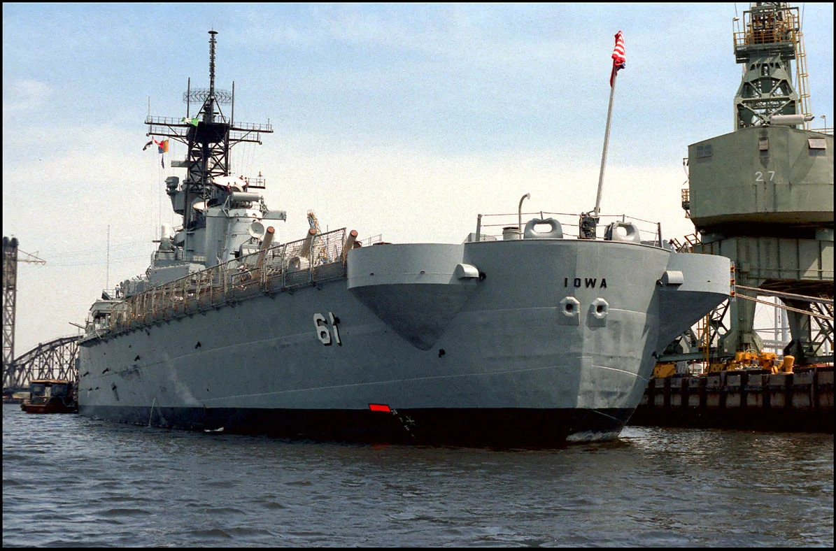 Mv 1984-Battle Ship Iowa 1984.jpg