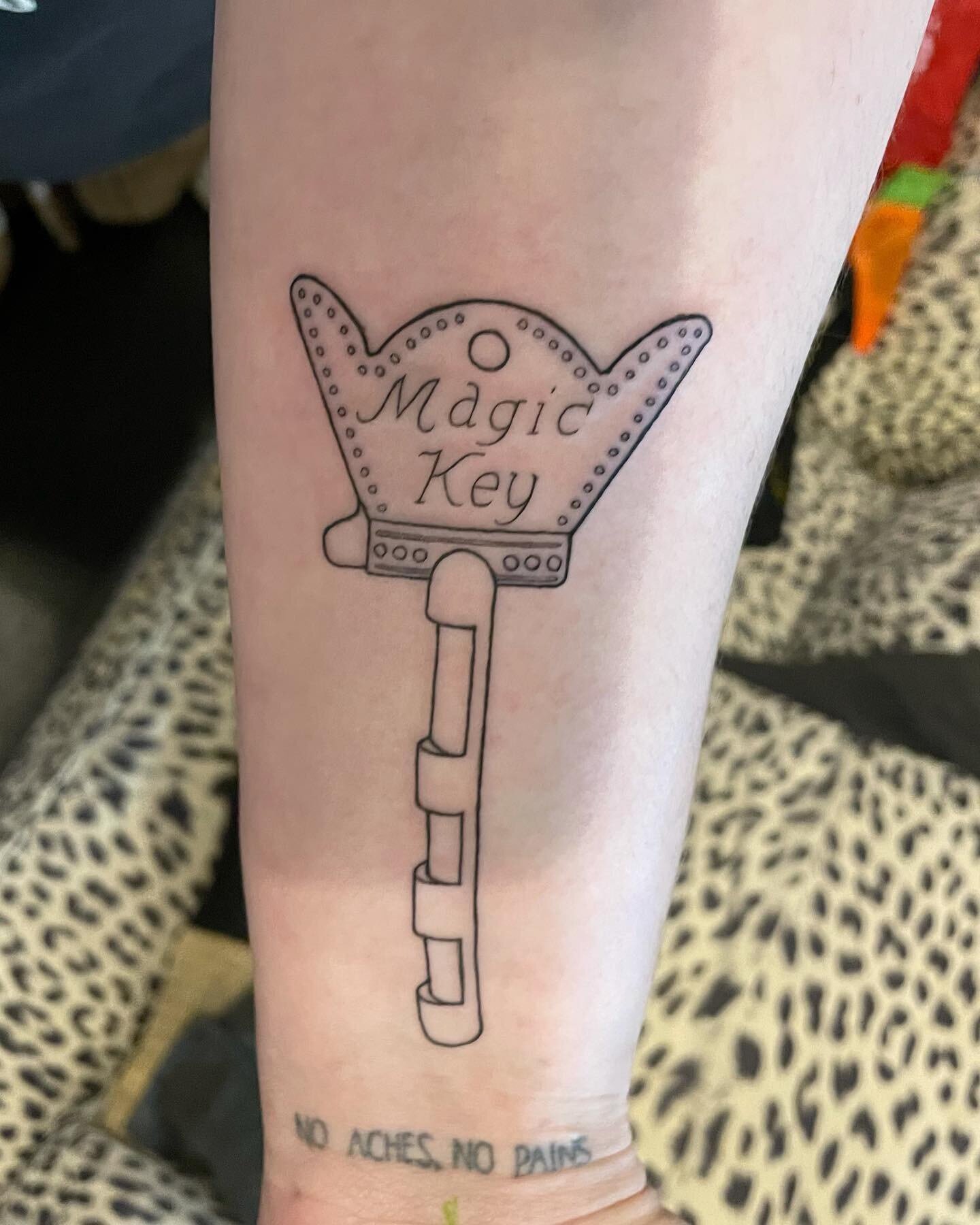 Got me a lil&rsquo; freshie tattooie from the epically talented @luke.alive.arts. I&rsquo;ve been waiting for months till we didn&rsquo;t have swim classes with the babies and finally got my chance. This key is a reminder of one of my favorite places